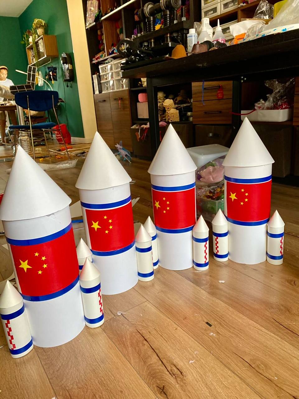 走秀舞台布置 	 摆上几个简易小火箭,只需要几张手工卡纸就可以了,一