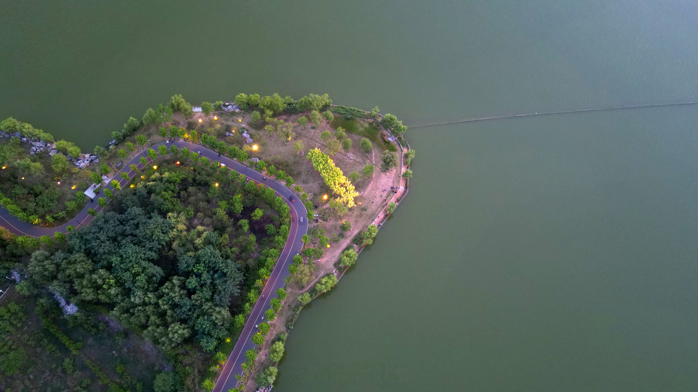 豫见开封城事# 6月24日傍晚时分,从空中俯瞰黑岗口调蓄水库,一片镁鞍