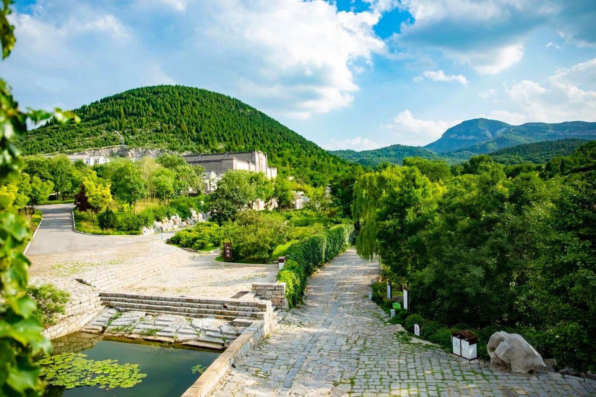 齐鲁第一古村-朱家峪景区 朱家峪景区距离济南市区约45公里,地处风光