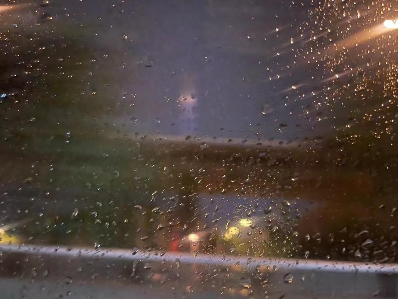 预计今天夜间天空阴沉,前半夜有分散性小雨飘落,后半夜有轻雾,最低