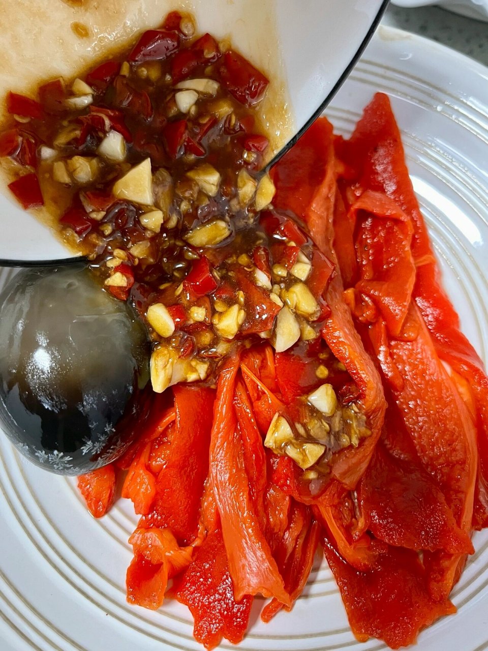 好吃是好吃,就是有点费筷子…01 这是我吃过大红椒做好吃的做法了