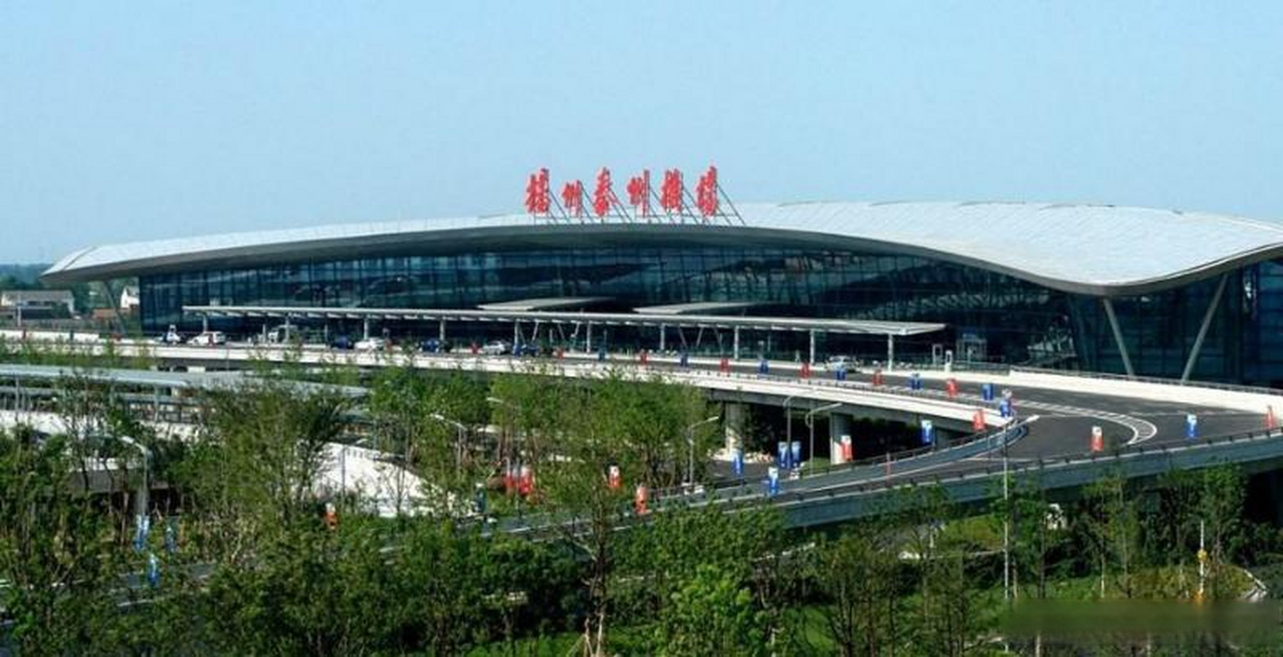 【扬泰机场:新增加密航线应对"暑运"】记者从扬州泰州国际机场获悉,连