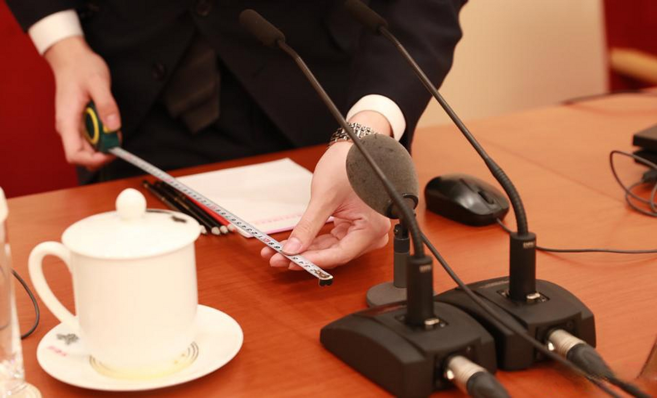 摆放茶杯用尺子量,话筒高度用尺子量,铅笔长度用尺子量,这种风气真的
