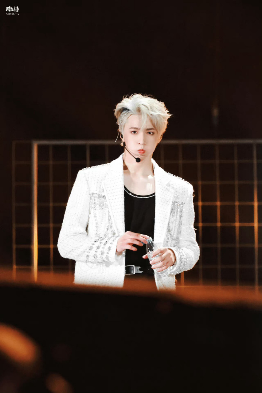 刘耀文喝水好性感     好神的一张脸啊!