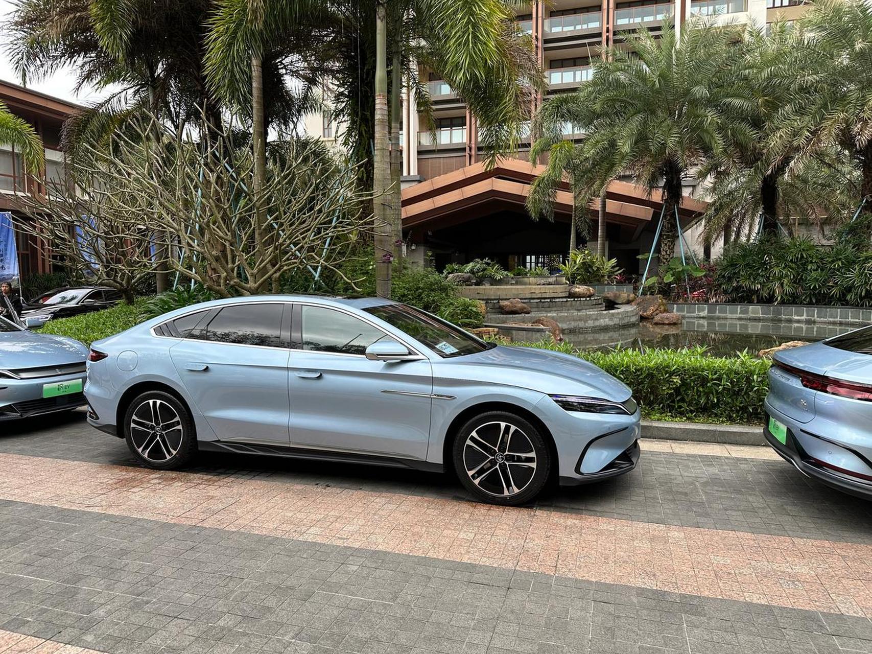 比亚迪汉ev冠军版试驾开始,试驾车的配色是冰川蓝,非常好看很有科技感