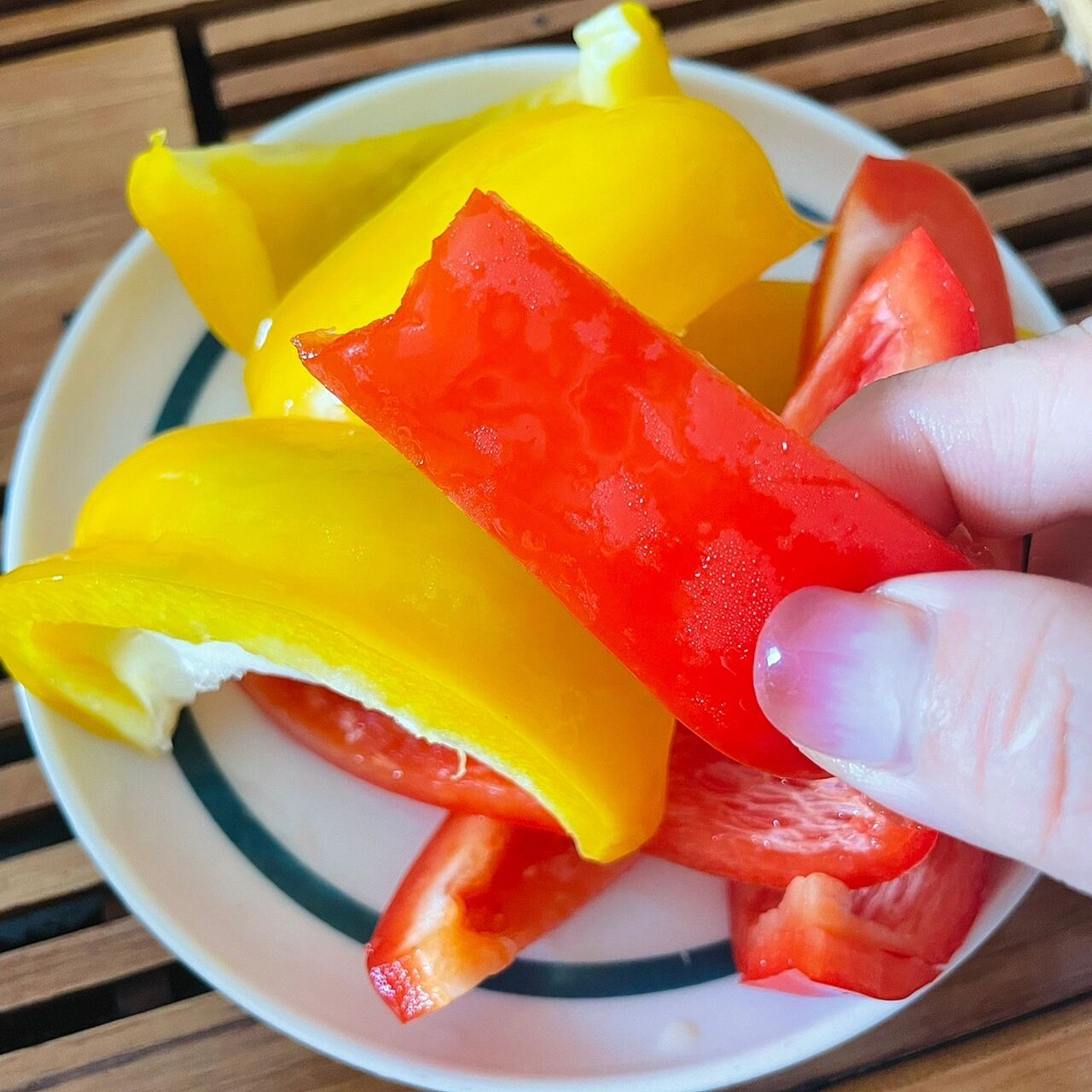 生吃彩椒口感真的没那么糟糕 作为一个正宗广东人 一年四季都在怕热气