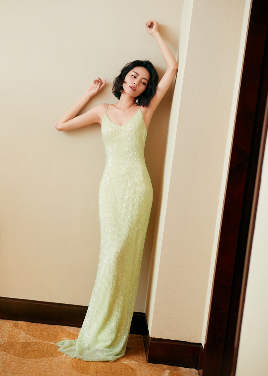 刘惜君短发吊带迷色温柔写真图集