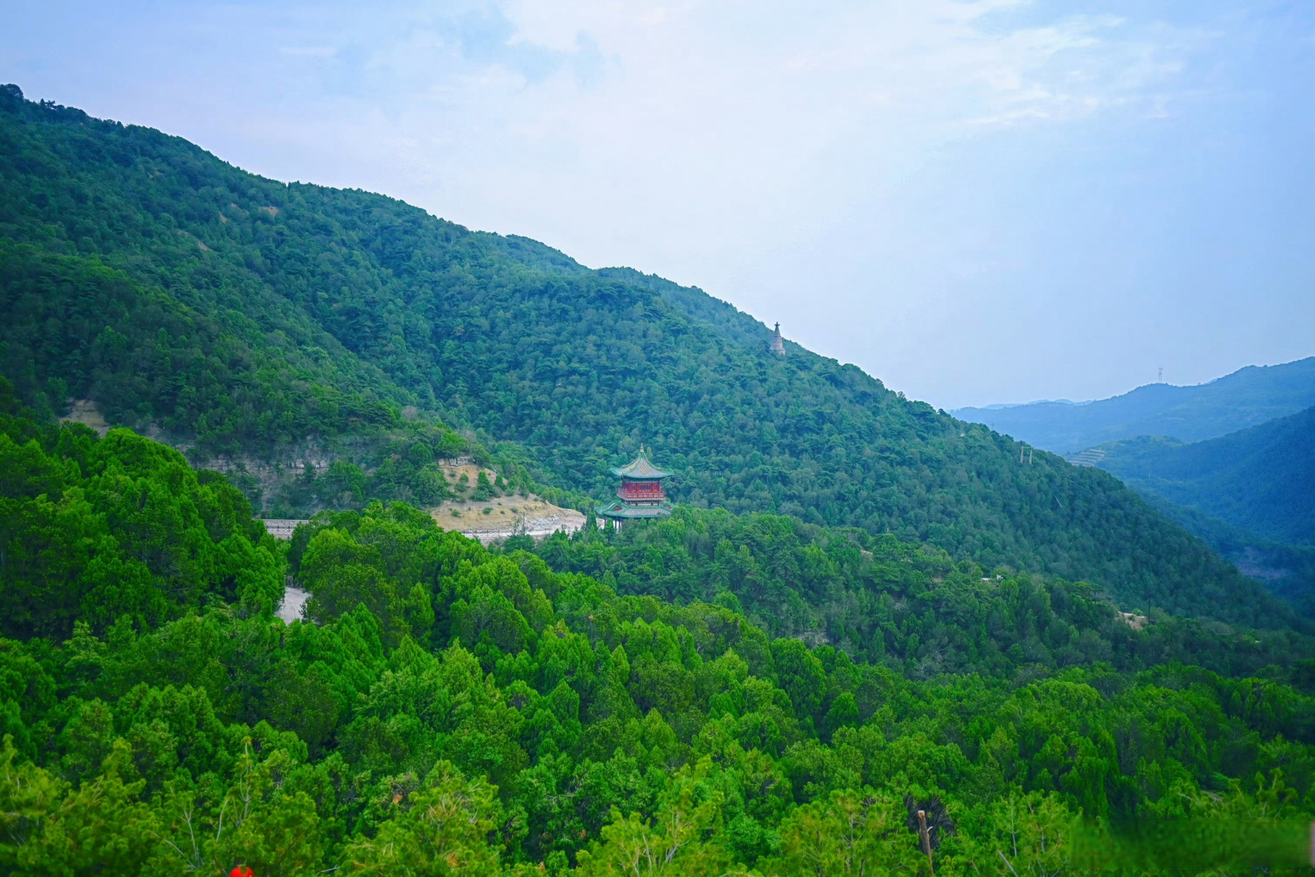 这里海拔1700米,位于太原市西南36公里,风景如画,空气清新,松柏成荫