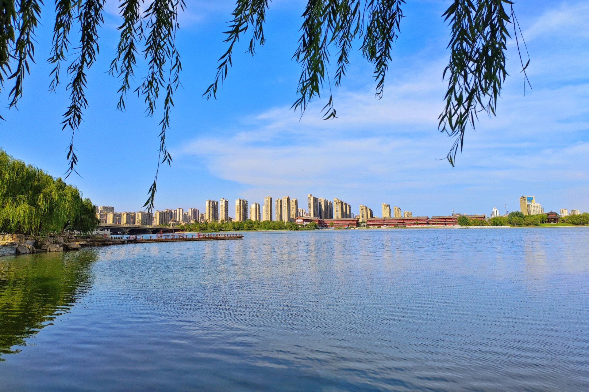 7月4日,我市天气晴朗,蓝天白云,黑岗口调蓄水库景色优美,吸引众多市民