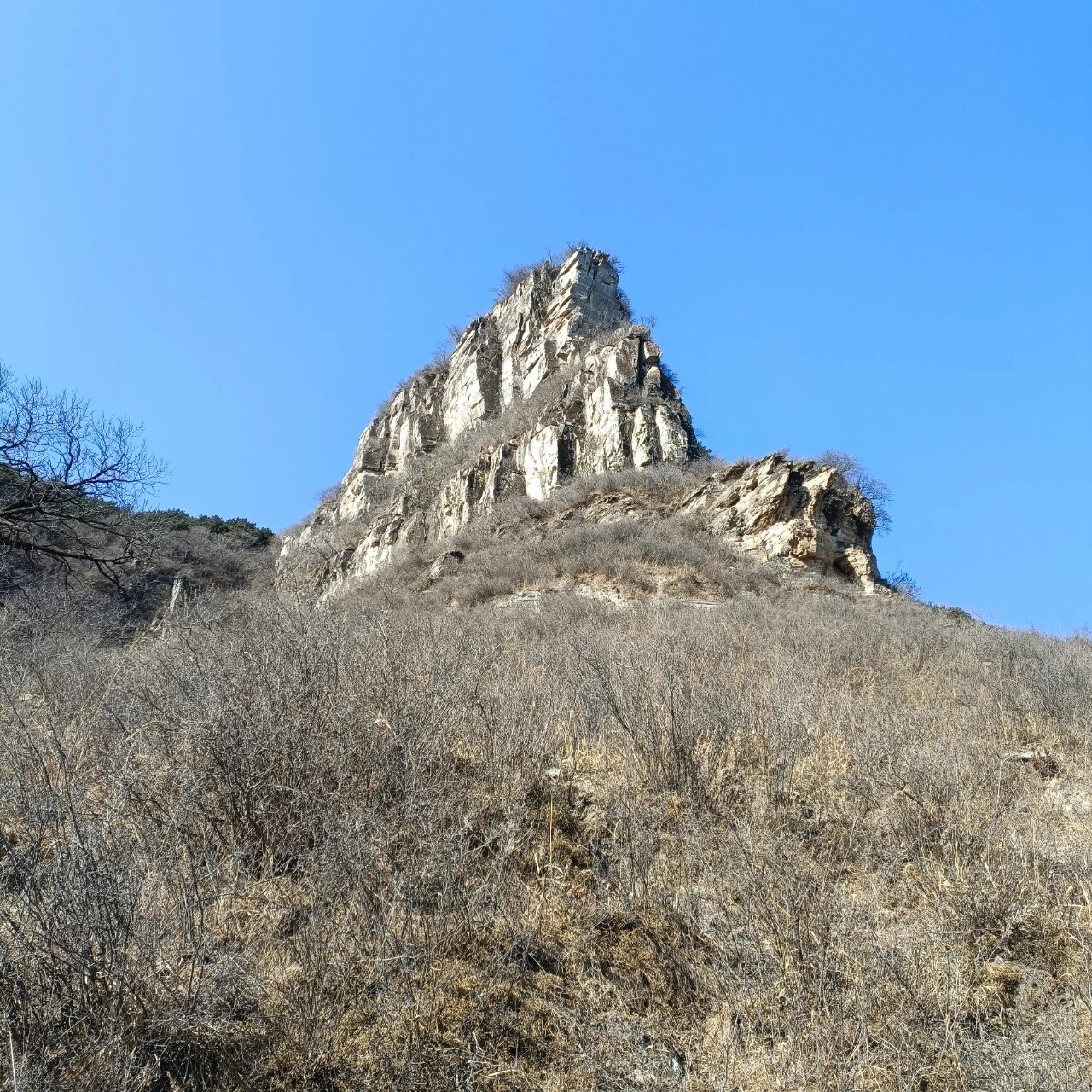 一座神奇的山"三角城" 在黄山霞云岭西边,有一座神奇的山叫三角城