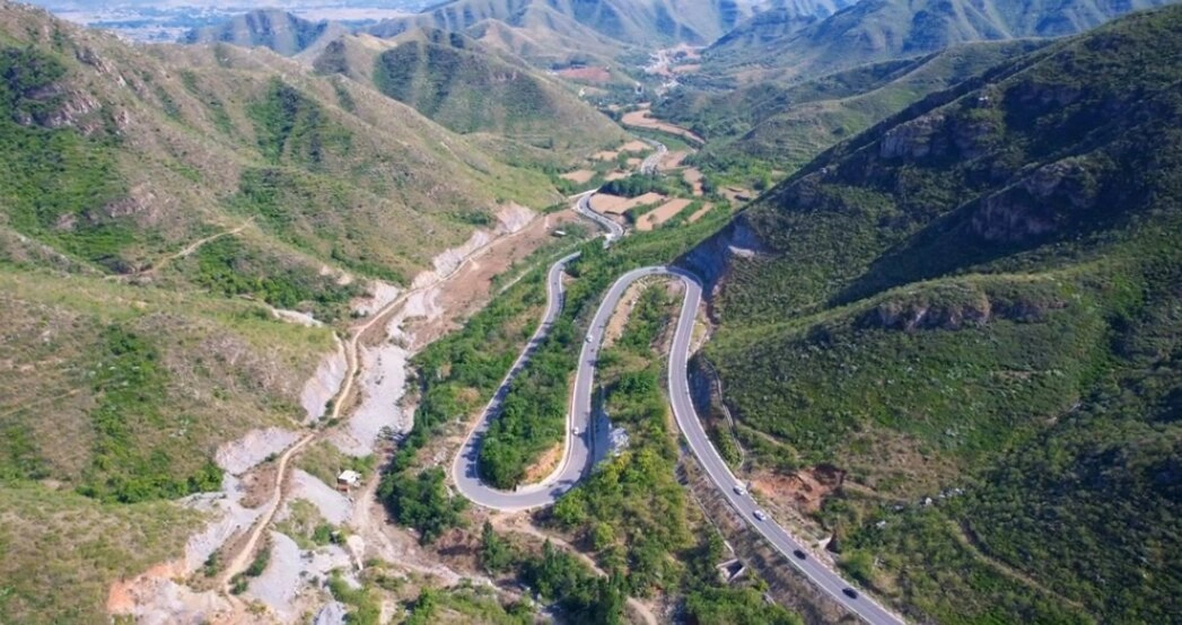 保定易县龙西公路  在美丽的保定有这么一条公路,龙西公路,从狼牙山