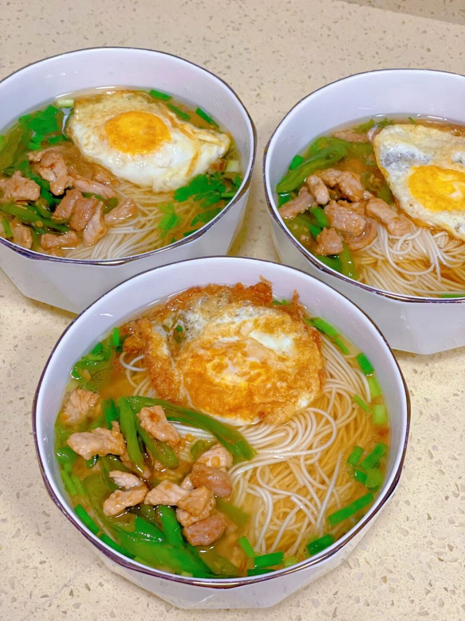 95青椒肉丝面做法: 准备食材:青椒 猪肉 面条 盐 酱油 蚝油 ,鸡蛋