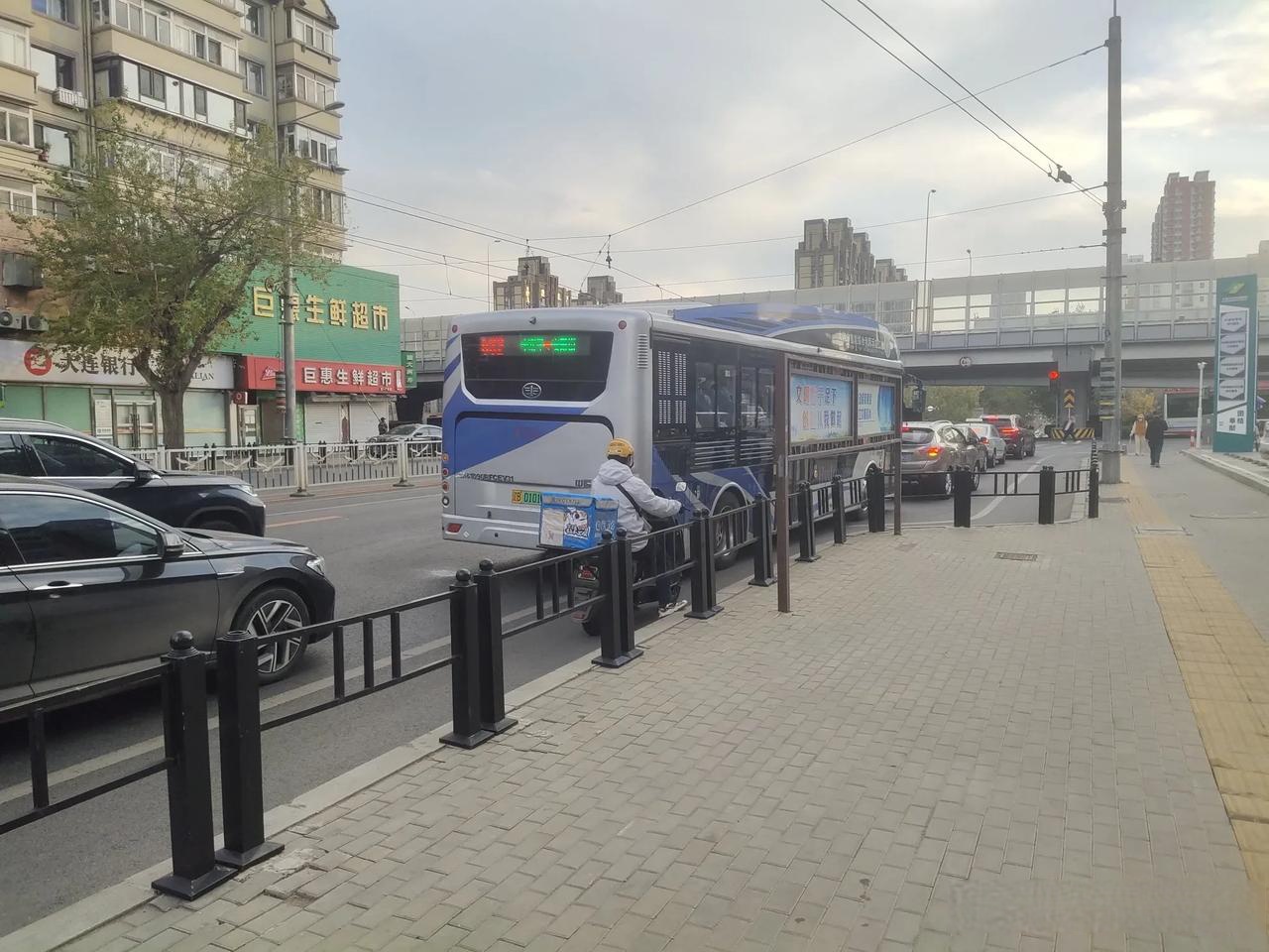 大连市内目前37路和532路有氢能源公交车.