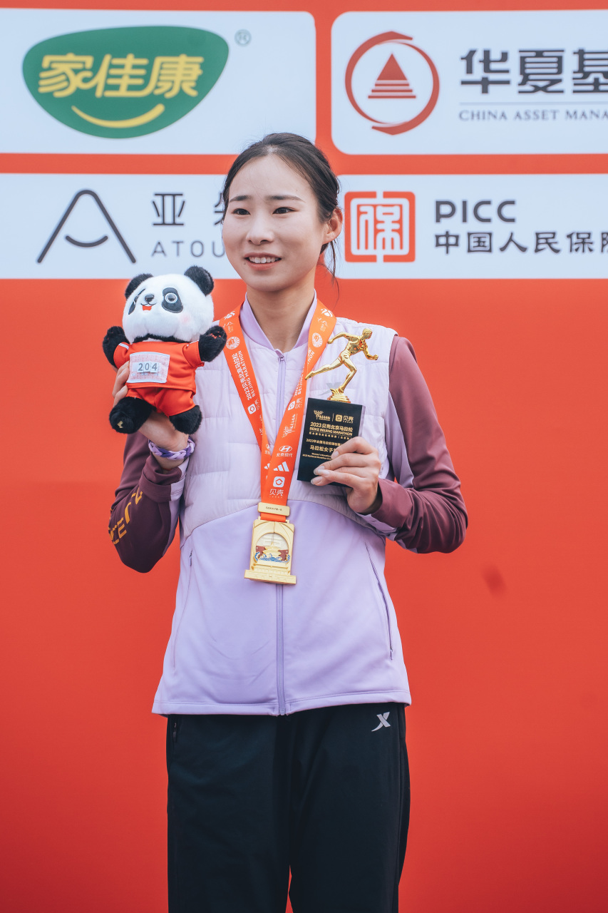 全运会马拉松铜牌得主路颖,在北京马拉松以2:27:49刷新pb,同时再次