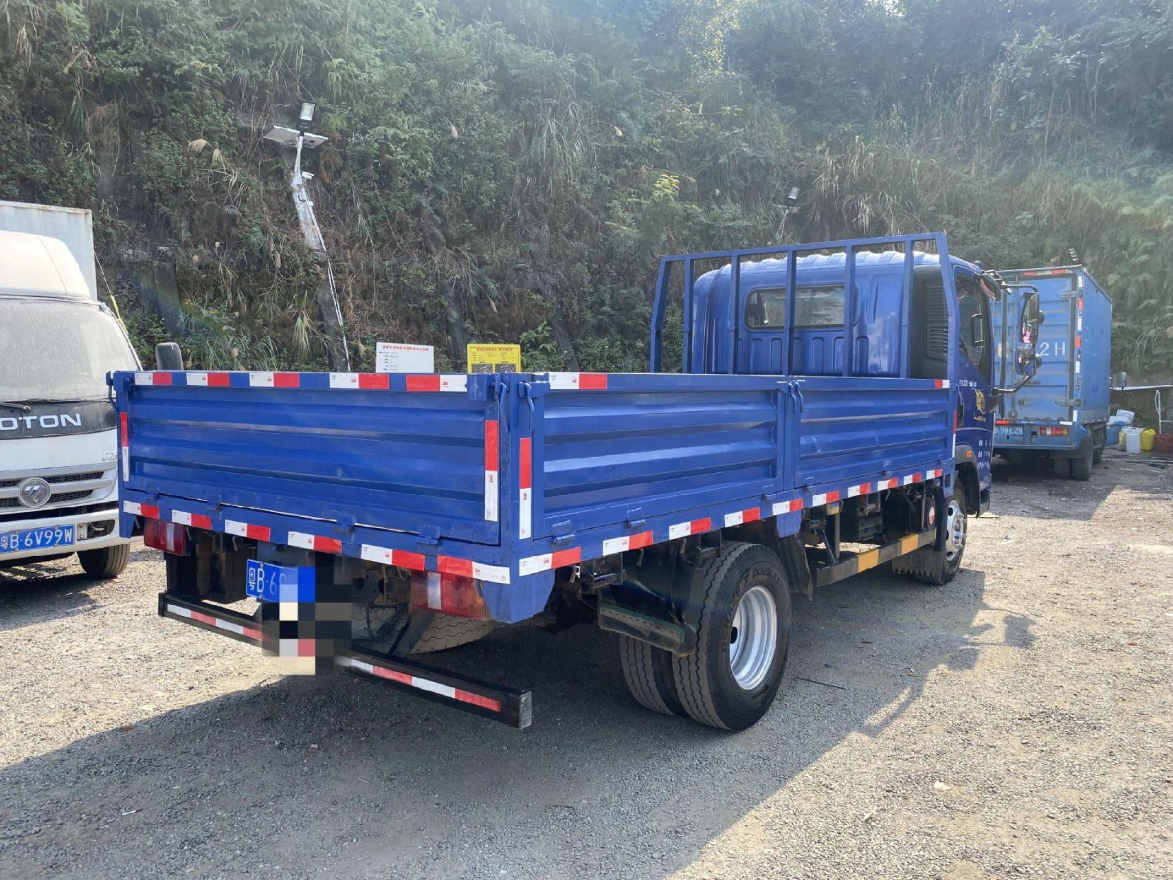 2021年重汽豪沃平板,潍柴130马力国六排放,车厢长4.2米,宽2.