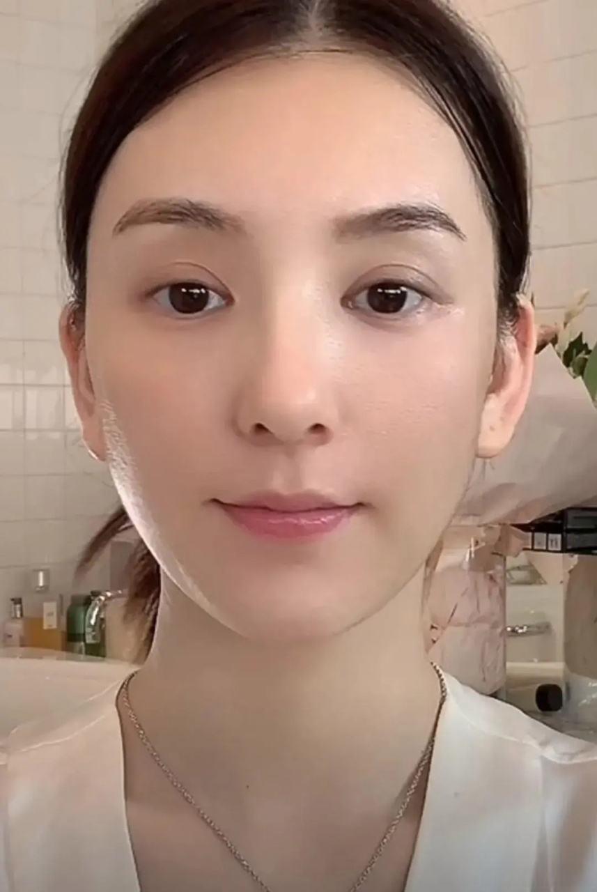 郭富城老婆晒伪素颜怼脸照,方媛皮肤保养太精细了,近距离画面也看不到