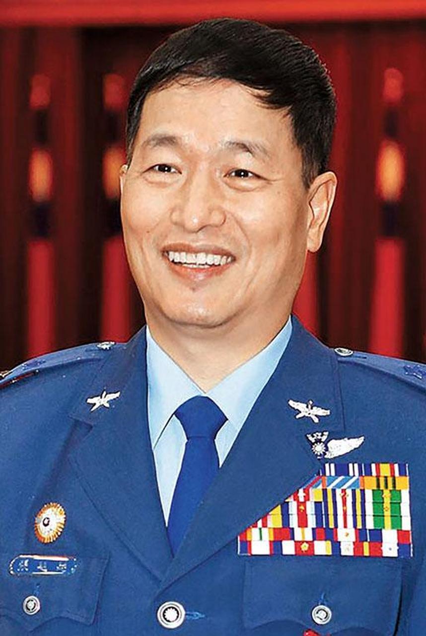 台湾空军前副司令张延廷认为有三重考虑,且承认大陆军机军舰频繁巡航