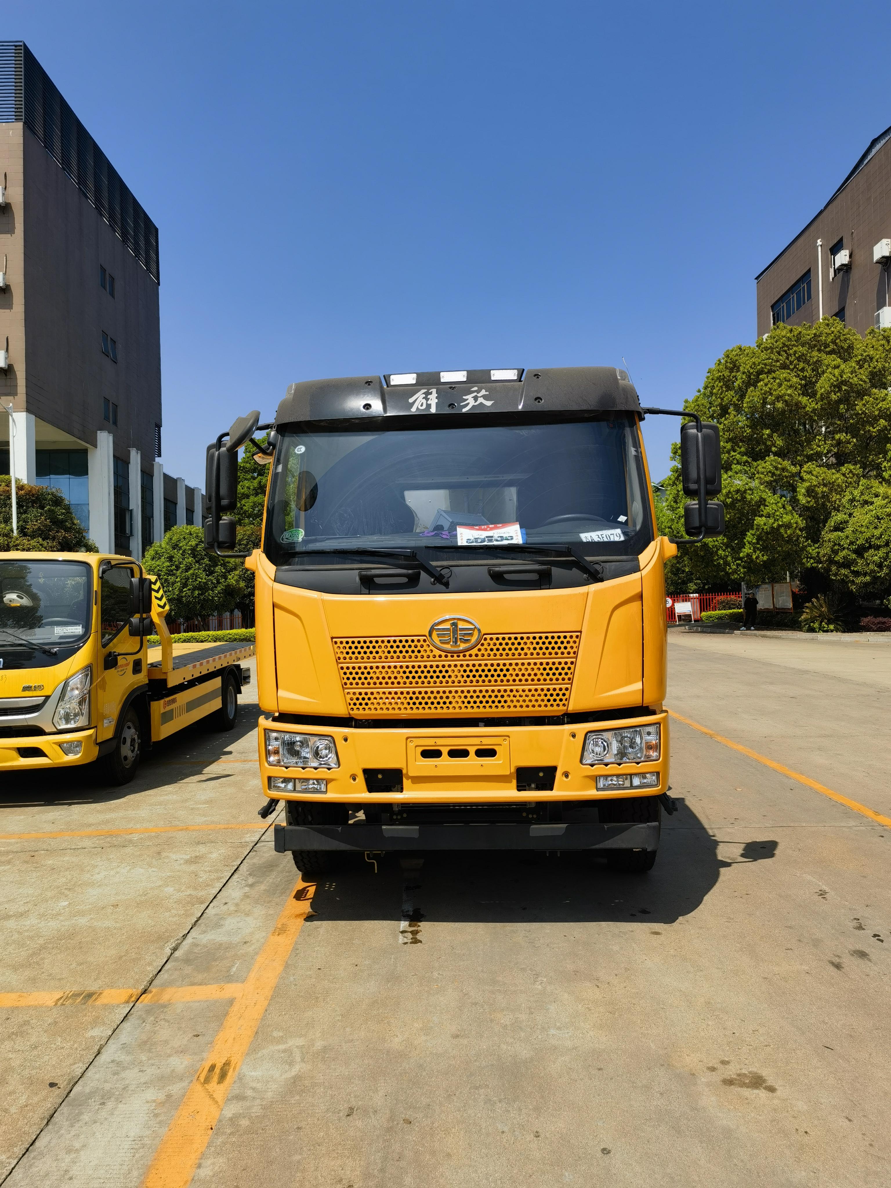 12吨沥青洒布车解放j6沥青洒布车.