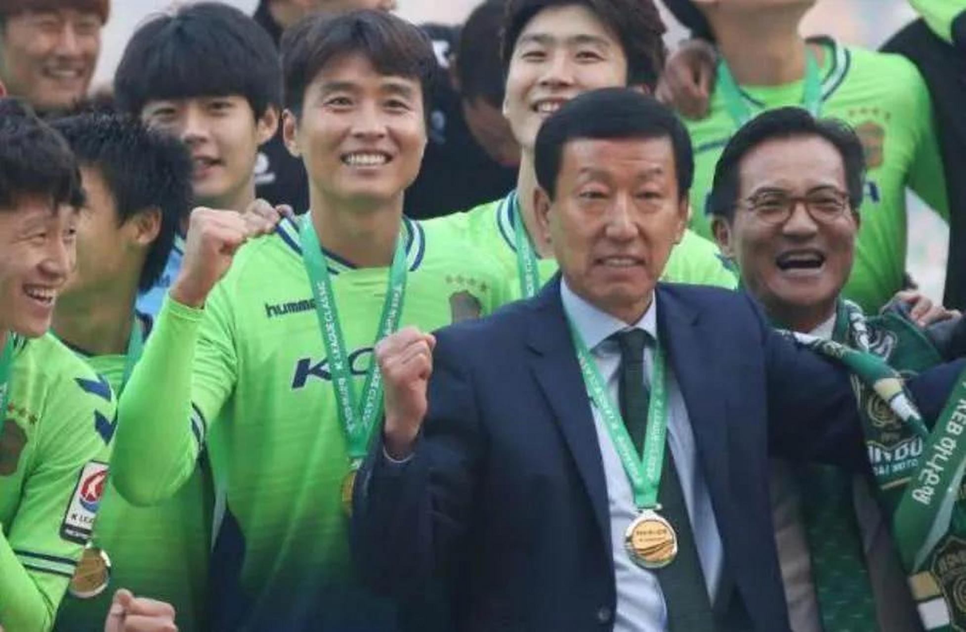 带队全北现代,联赛冠军,亚冠冠军;带队上海申花,在球队不在顶峰的情况