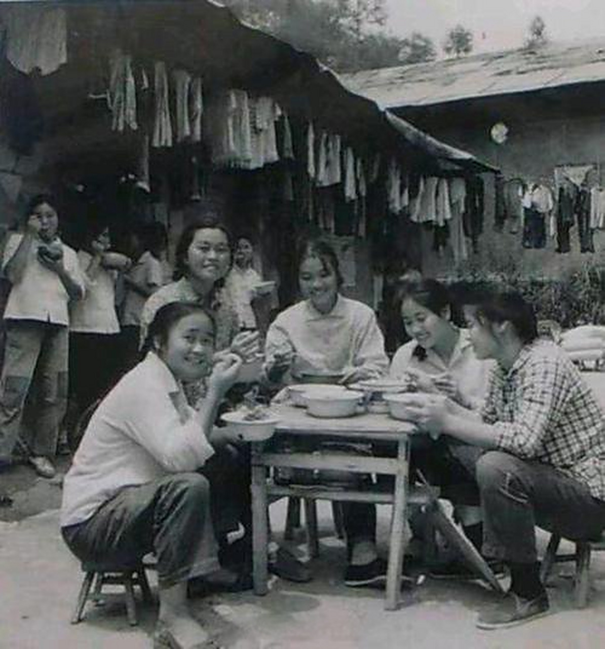 上世纪七十年代,知青在一起集体吃饭,虽然生活很艰苦却很也温馨,也少