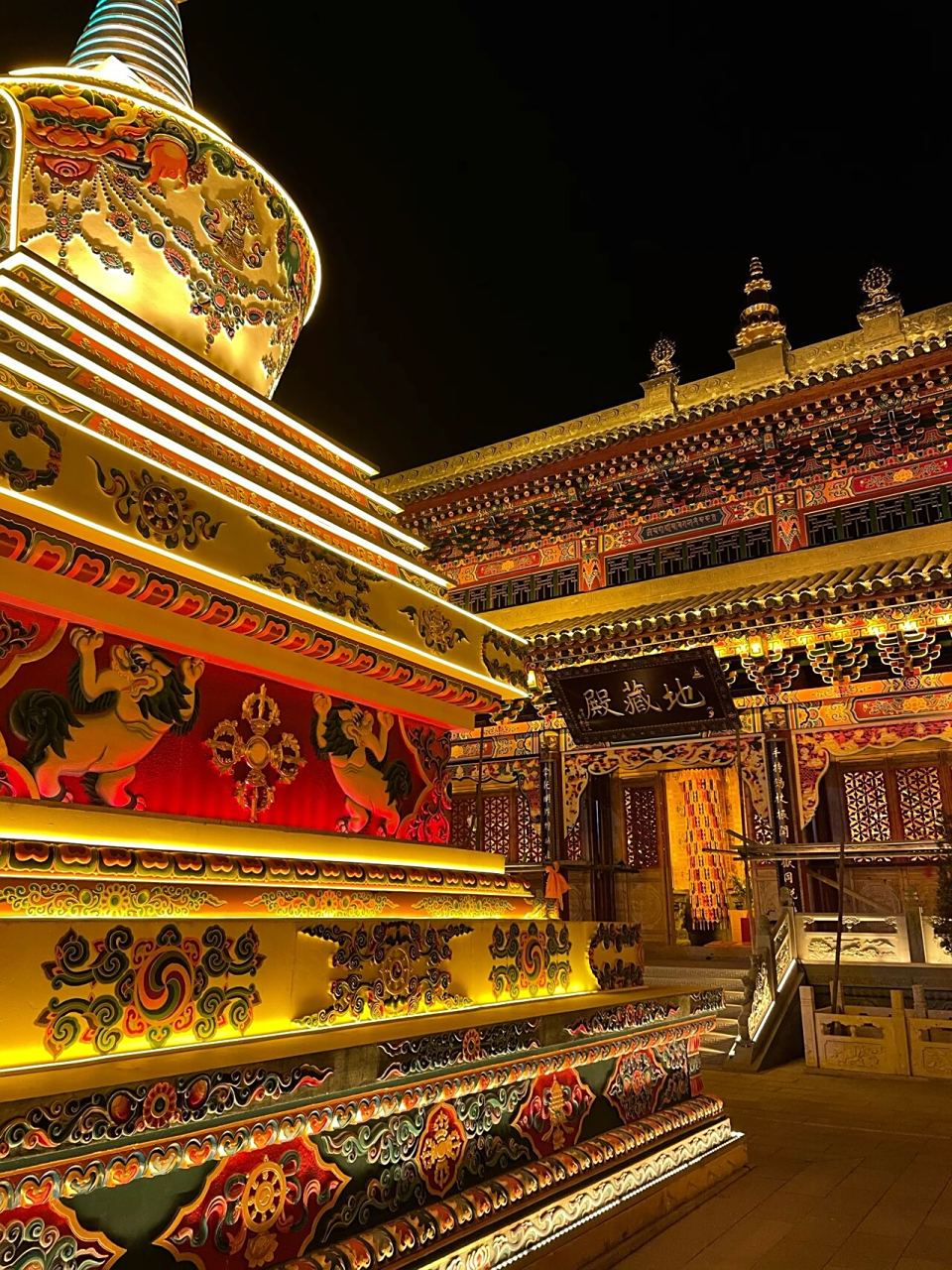 五台山最美夜景广化寺拍照93金碧辉煌 上个月一个人去的五台山 听说