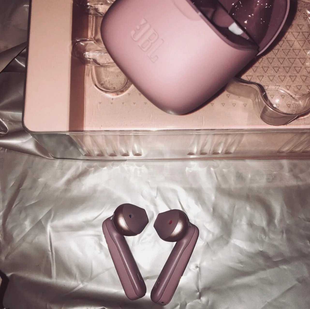 jbl tune 220tws 采用小巧轻便的设计,耳机重量仅为57克,便于携带.