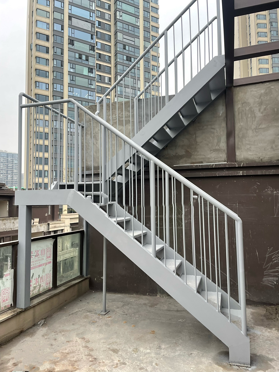 重庆曾铁匠室外钢结构楼梯 材质:双侧梆:槽钢 栏杆:小柱:16圆钢,扶手