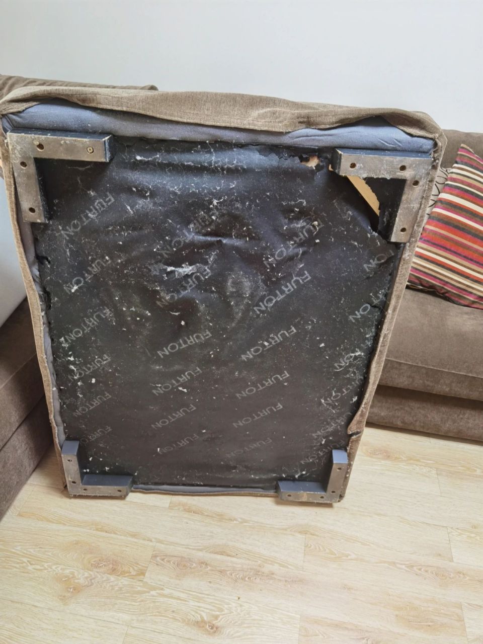 更换沙发底部的无纺布 自己动手,更换沙发底部的无纺布,现在终于不掉