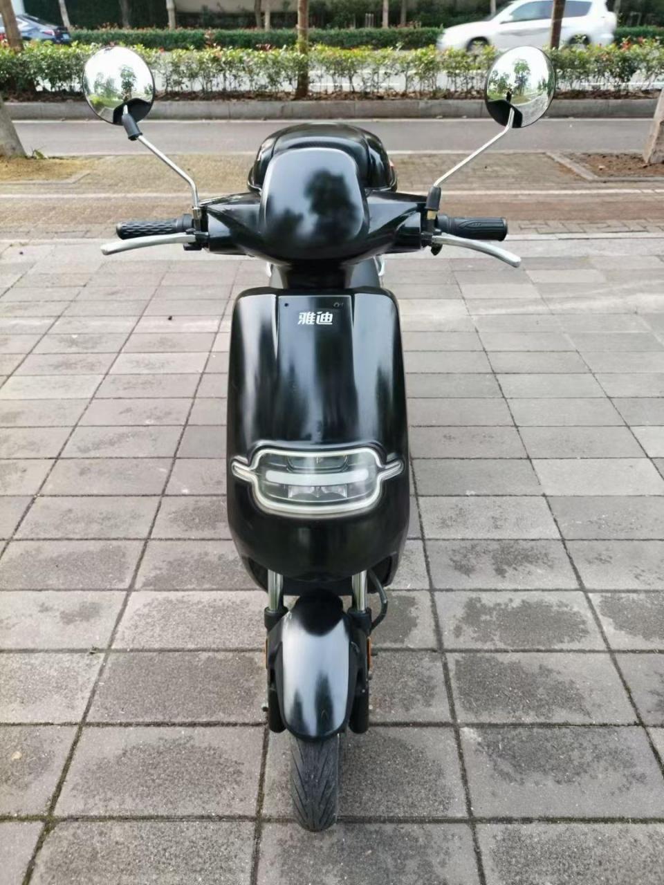 雅迪小s电动车,5个大电池,满电可以骑行四五十公里左右,车子各功能