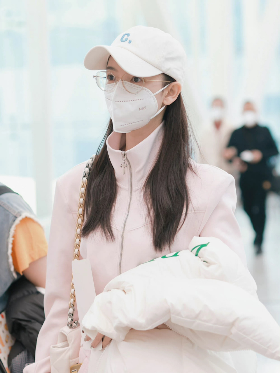 陈瑶最新穿搭,身穿粉色套装搭配白色羽绒服整体造型简约又百搭,真的