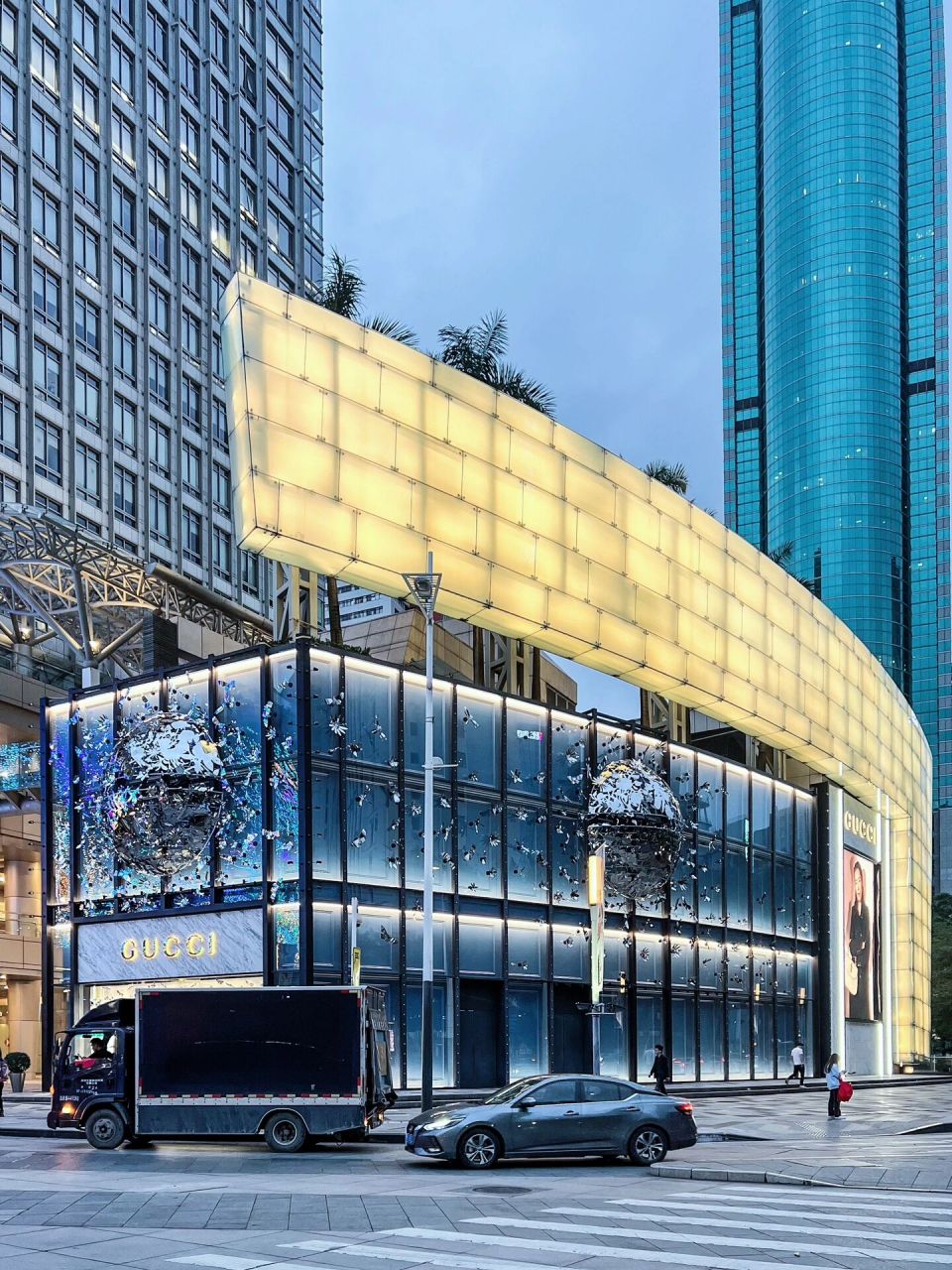 泰裤辣75157515深圳万象城gucci幕墙焕新 《寰宇古驰》典藏展
