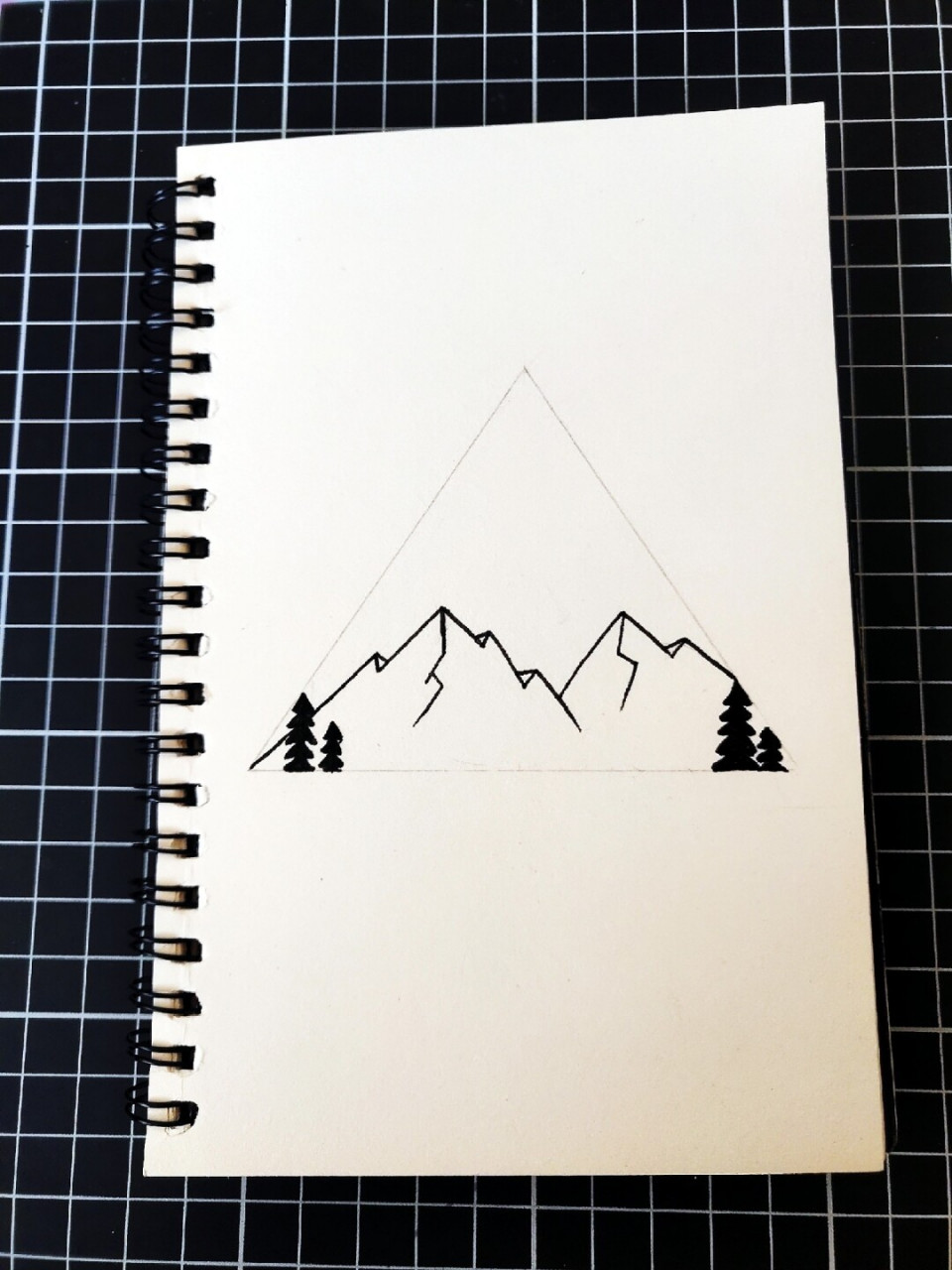 工具:32开素描本 铅笔 直尺 针管笔0