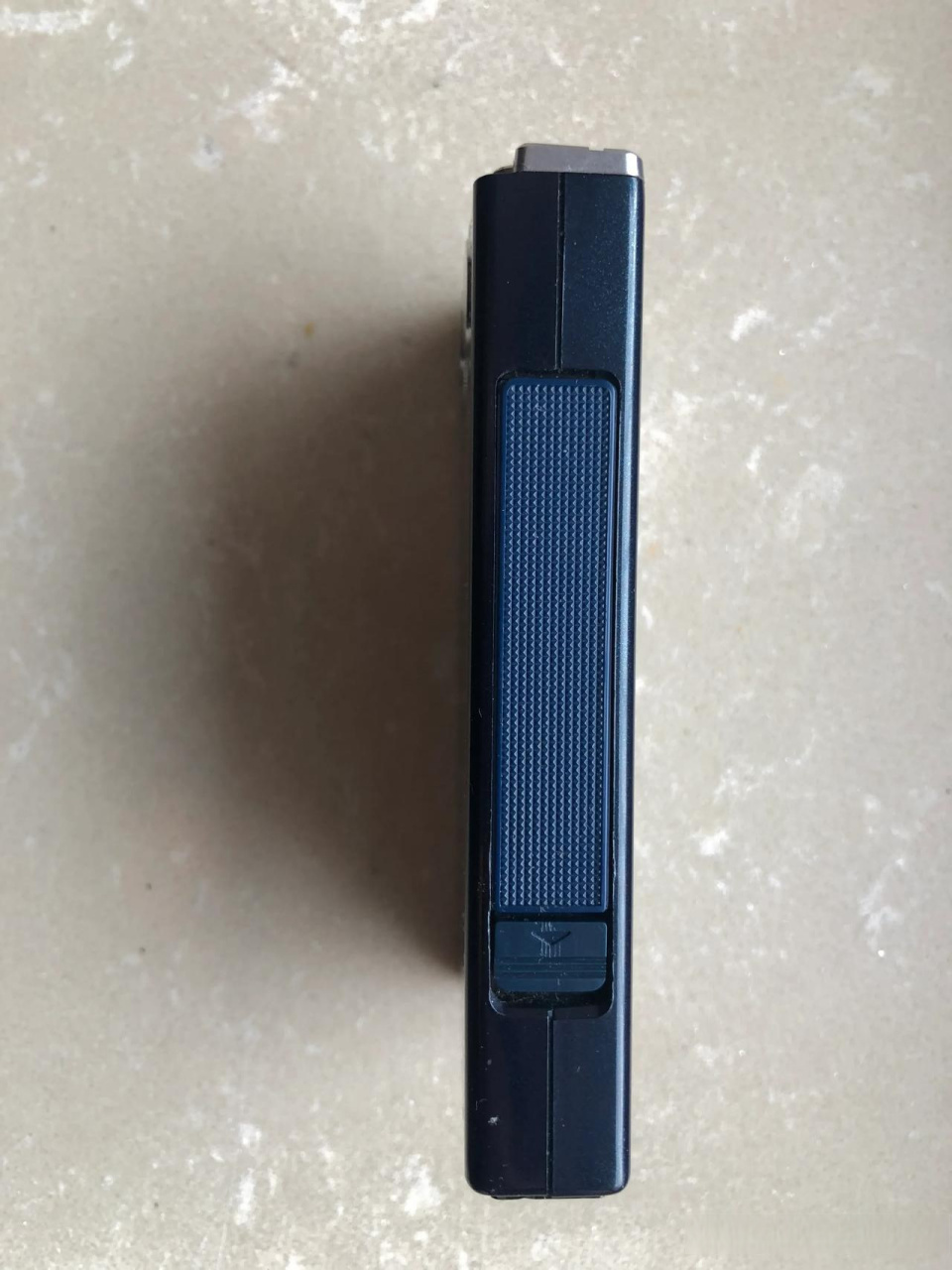 分享一台来自日本企业索尼大法,索尼sony icf-e10日频收音机,把一件不