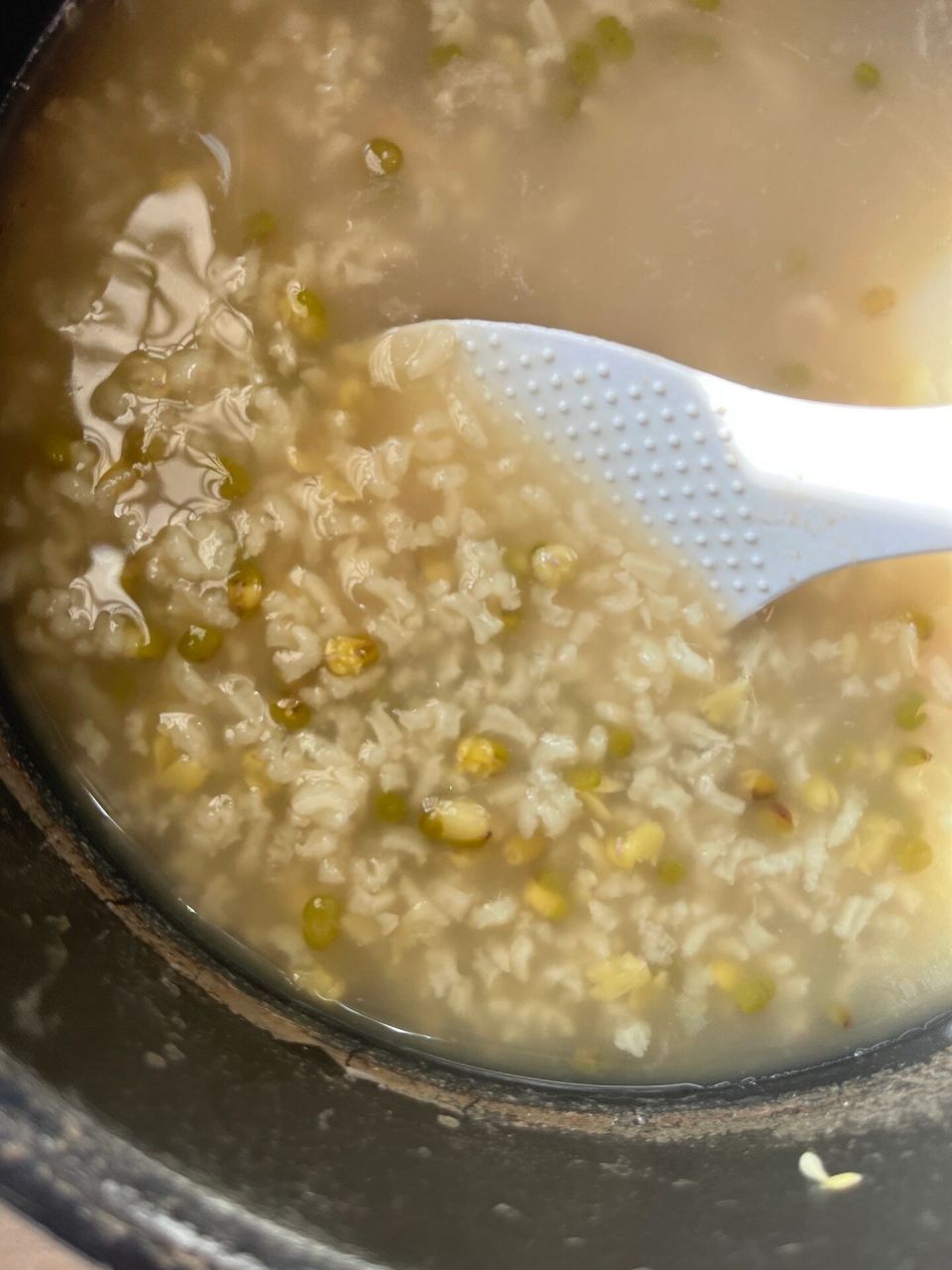 超简单的绿豆稀饭～ 先把绿豆泡一会儿 绿豆和米的比例大概1:1左右吧