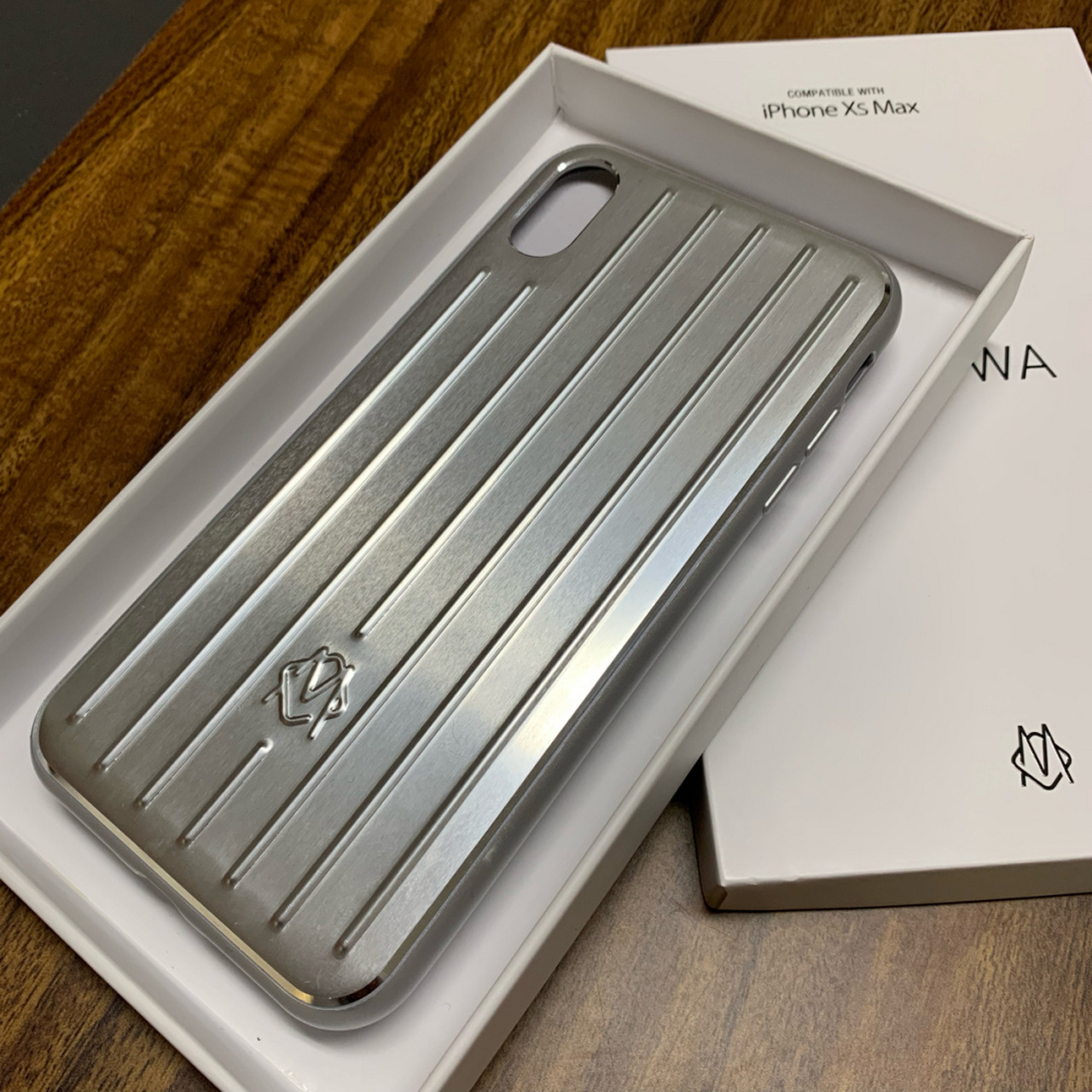 rimowa给我发了个信息,说过年买个新手机壳吧,全铝的,质感特别好上手