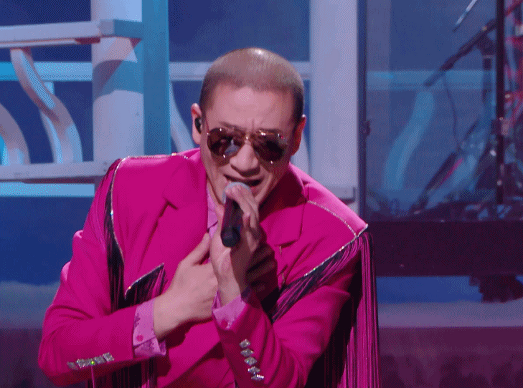 闪光的乐队#梁龙lbb 粉色流苏一甩瞬间起范,舞台气质立马拿捏了,展现