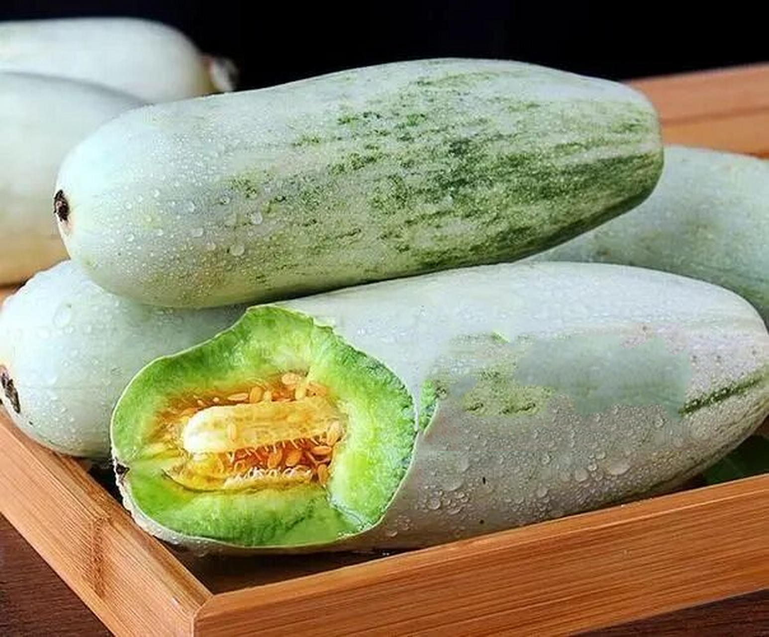 羊角蜜甜瓜98 瓜香浓郁,将返蜜羊角蜜瓜切开,就能闻见扑面而来的瓜