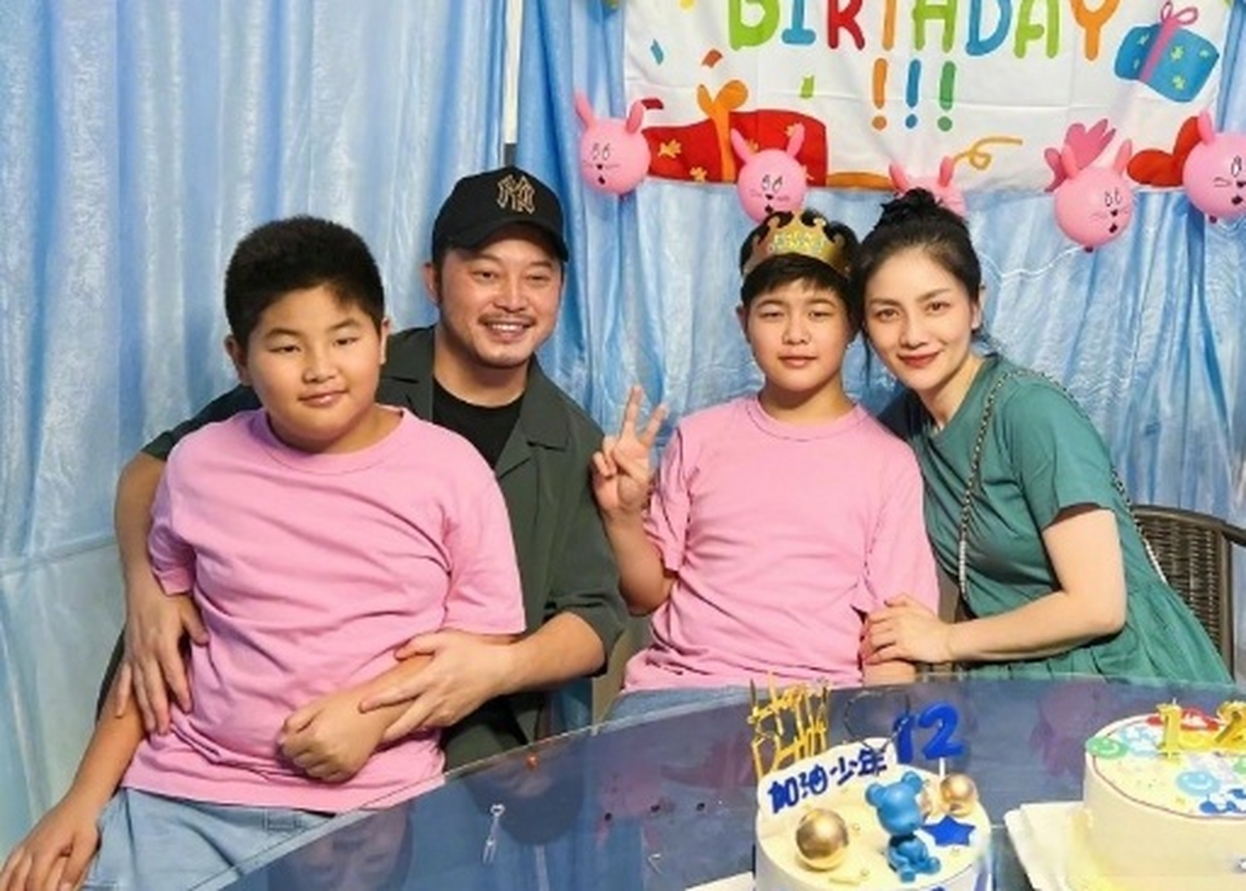 7月16日,胡可分享了全家福,她和沙溢一起为长子安吉庆祝12岁生日,一家