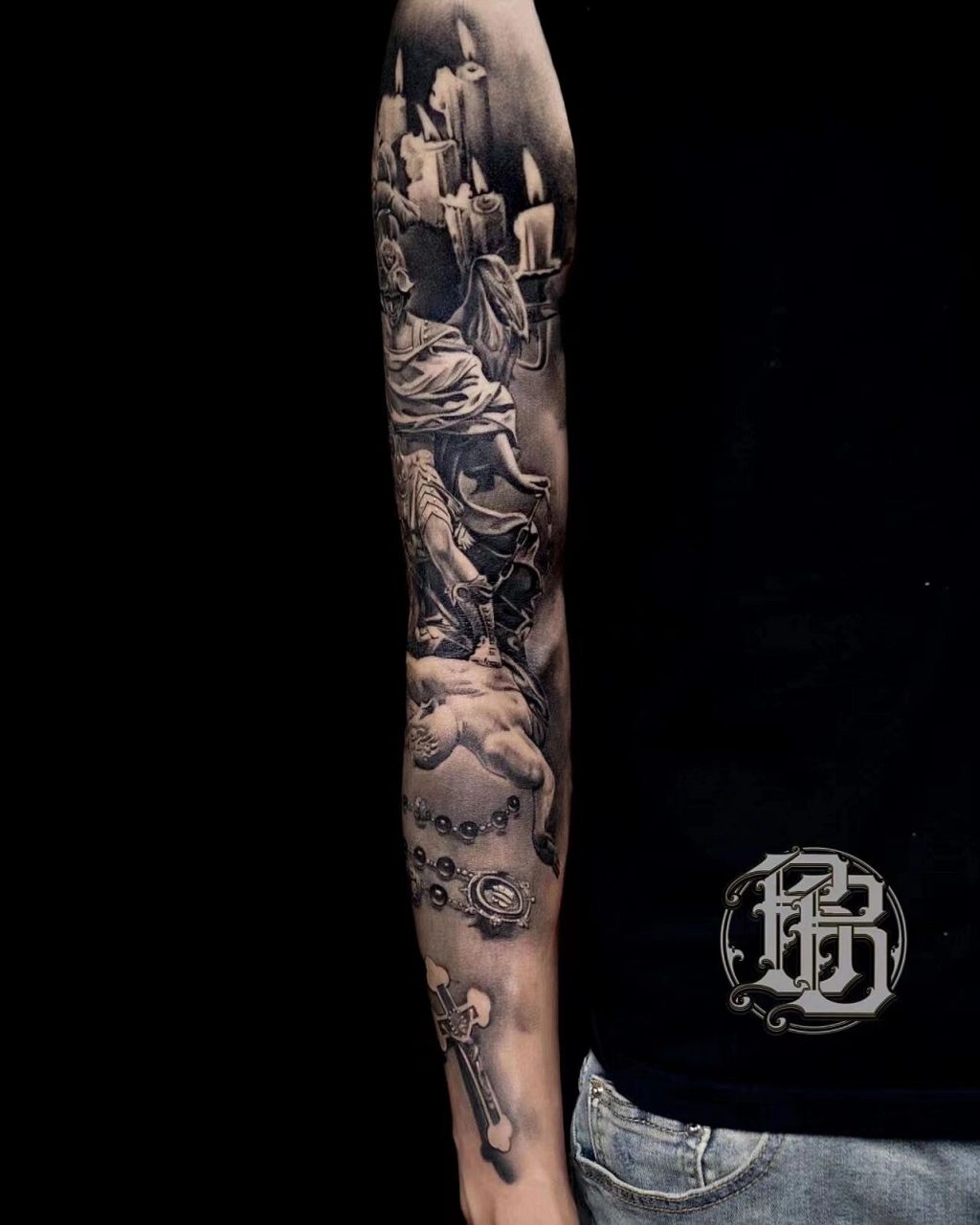 这是纹身师jay又一个花臂作品,欧洲的雕塑作品一直是写实纹身的经典