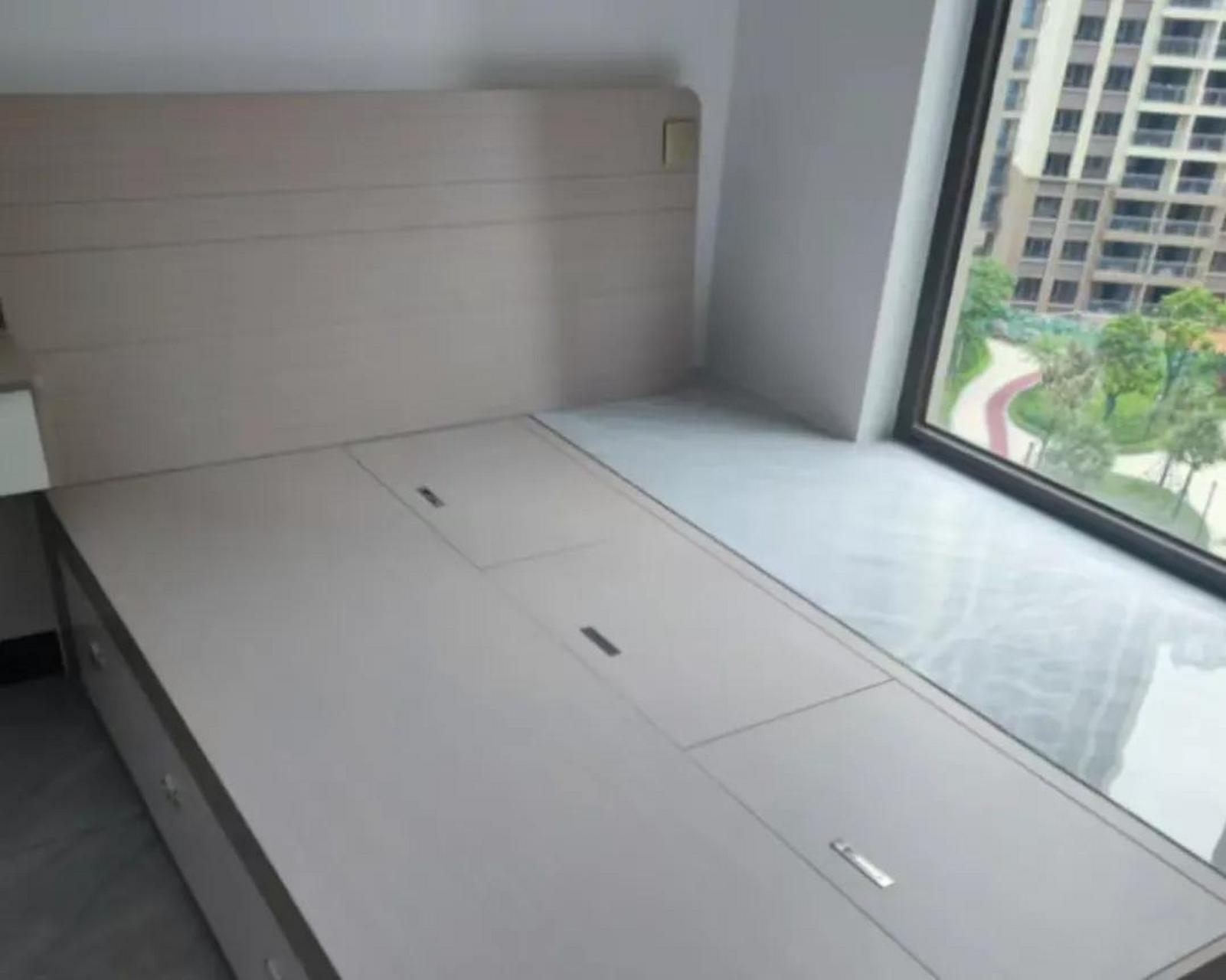 房间有点小,飘窗合并床比较省空间 不过还是有点怕窗户会漏风漏雨 有