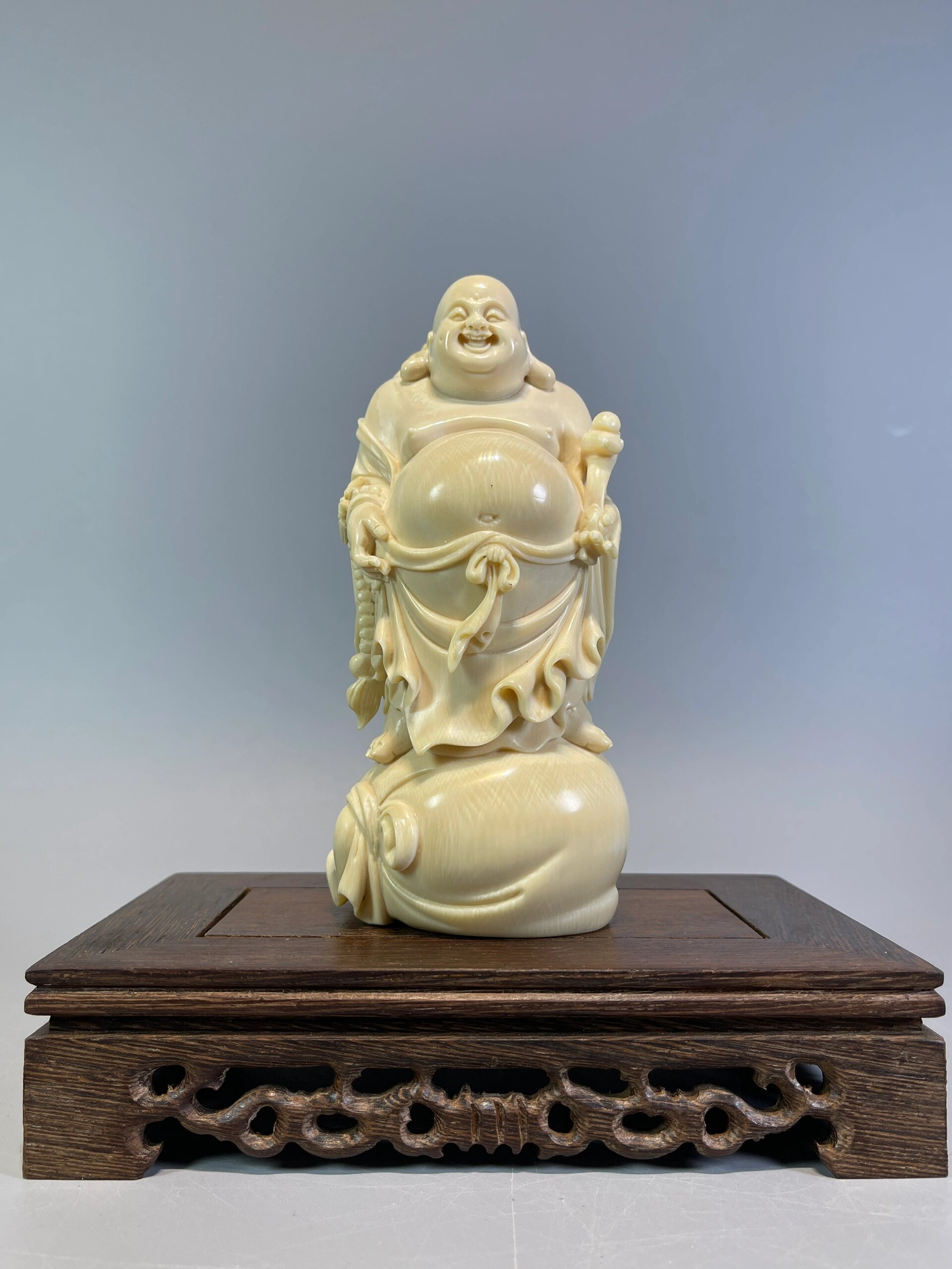 雕刻【如意弥勒佛】摆件,选用猛犸极品白冰料 ,材质油润细腻,开脸喜庆