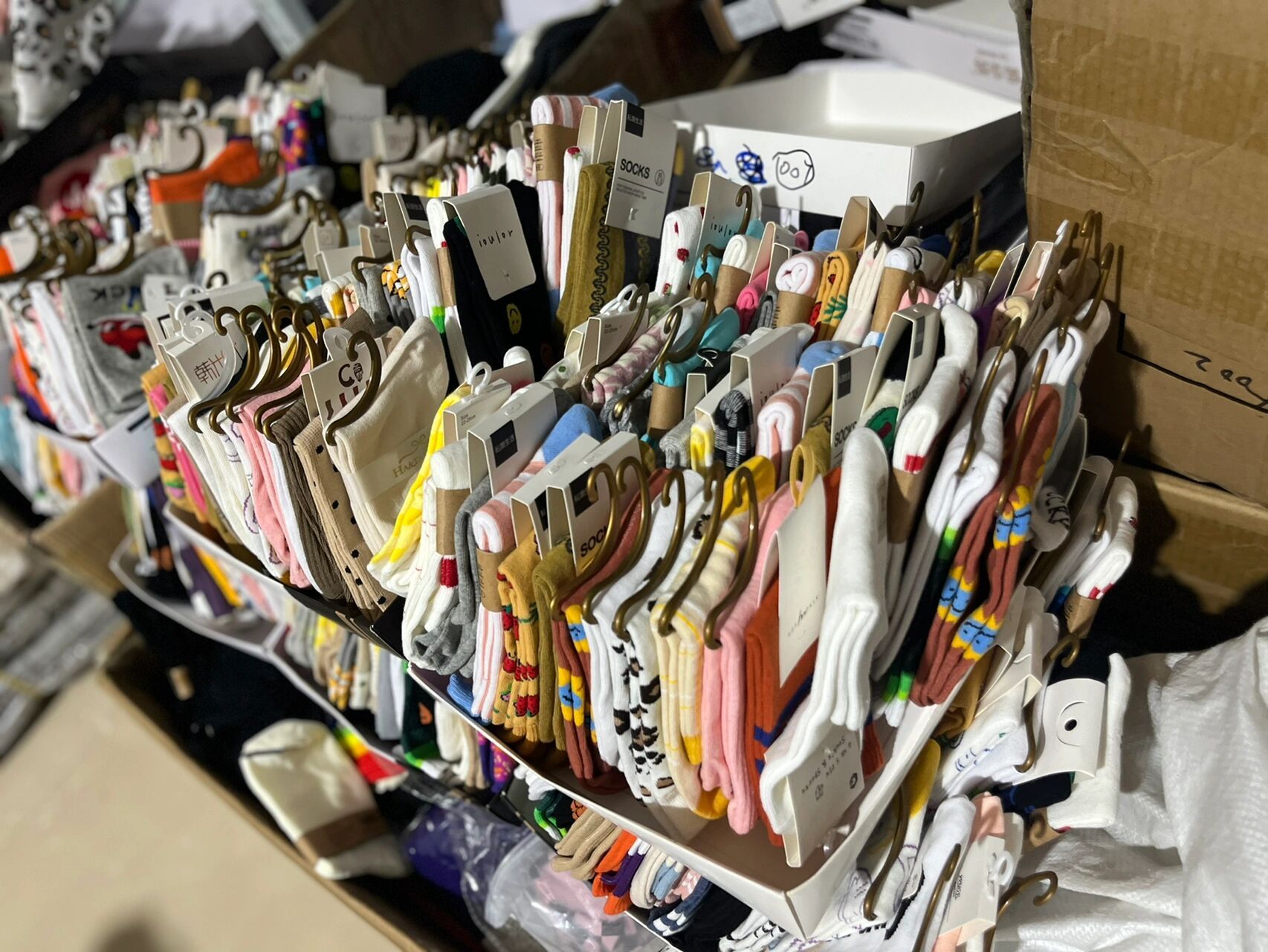 诸暨大唐袜子批发 又收到一批好货,颜值真是绝绝子,都是女袜子,中筒袜