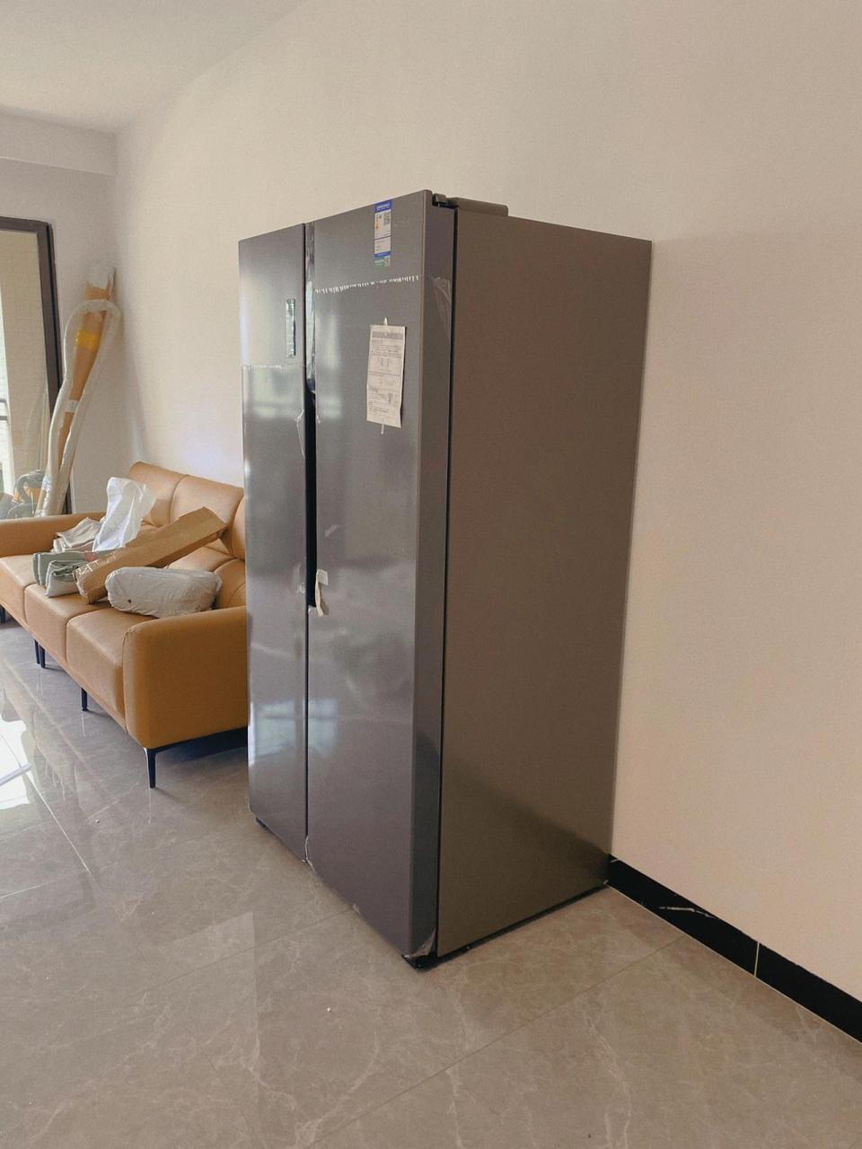 厨房冰箱位置太小,又想要大冰箱,只能放客厅了 但是进门就对着冰 