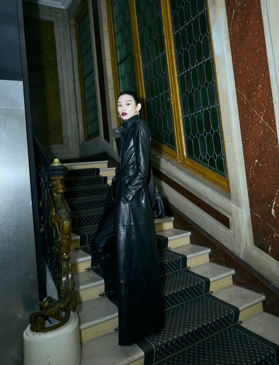 奚梦瑶@奚梦瑶 秀场look来袭高马尾深色唇黑皮衣,今天是走路带风的