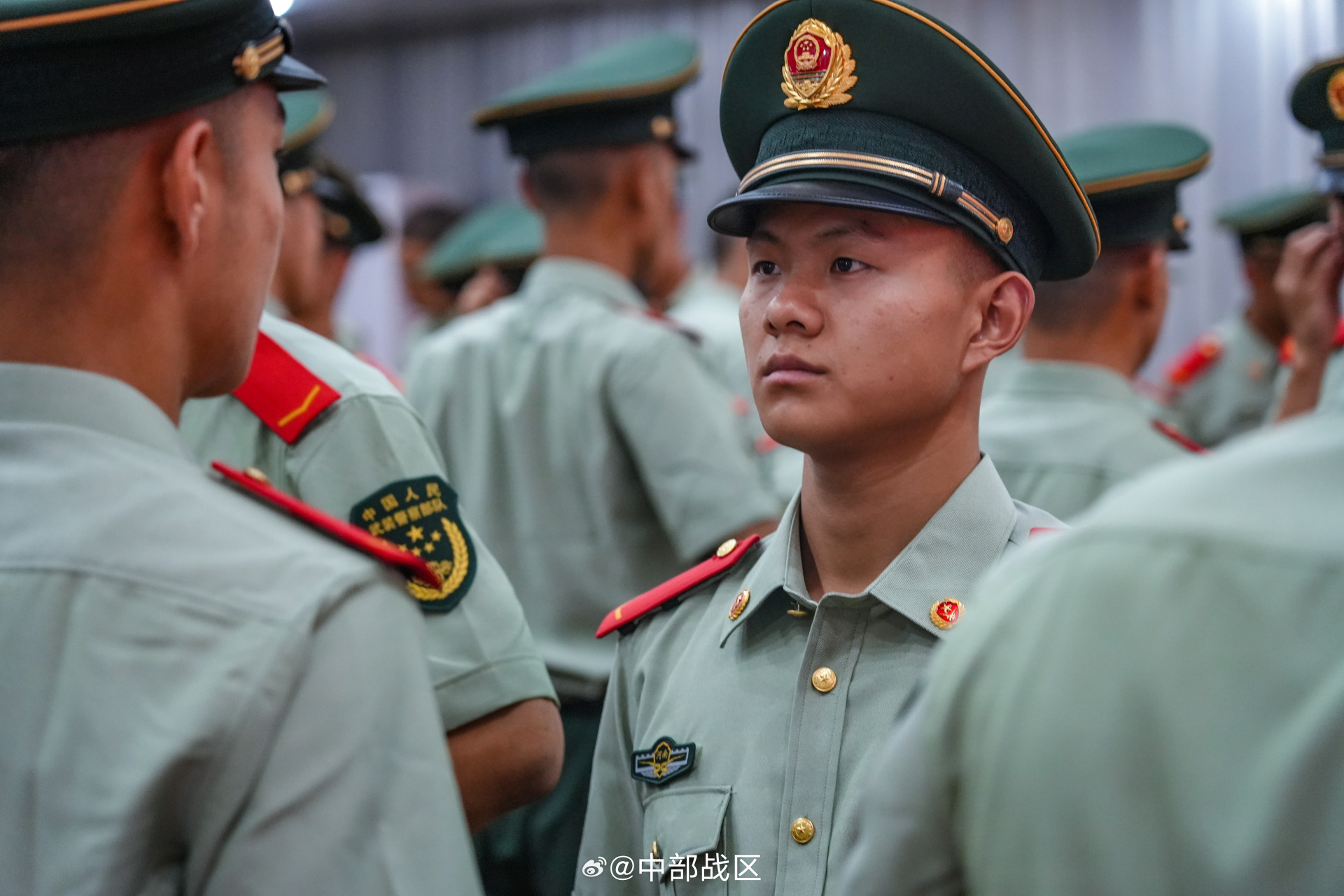 武警千余名新兵授衔】授衔即受命,宣誓即出征.