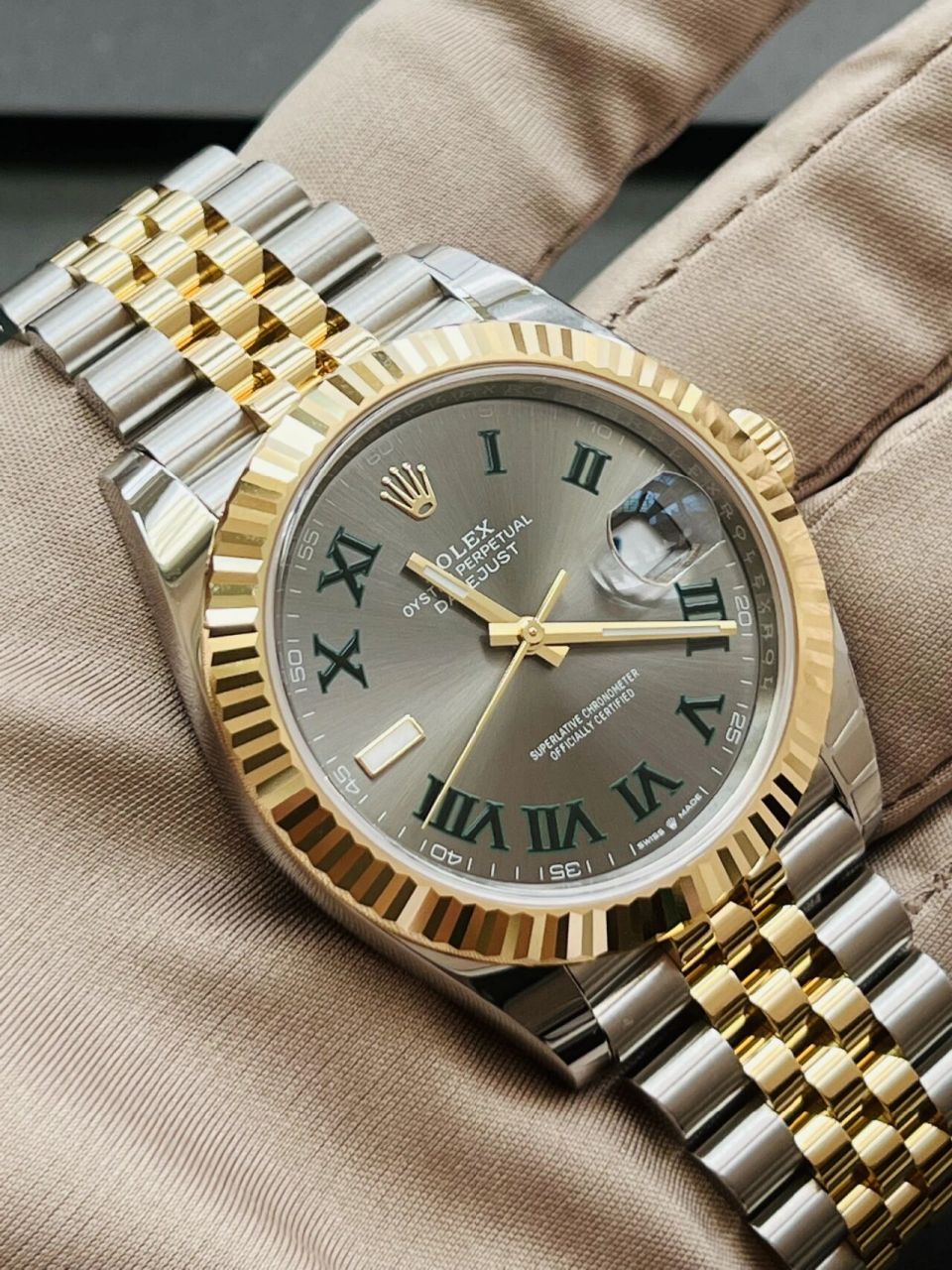 劳力士日志型126333间金绿萝 劳力士日志型126333间金绿萝 辨识度