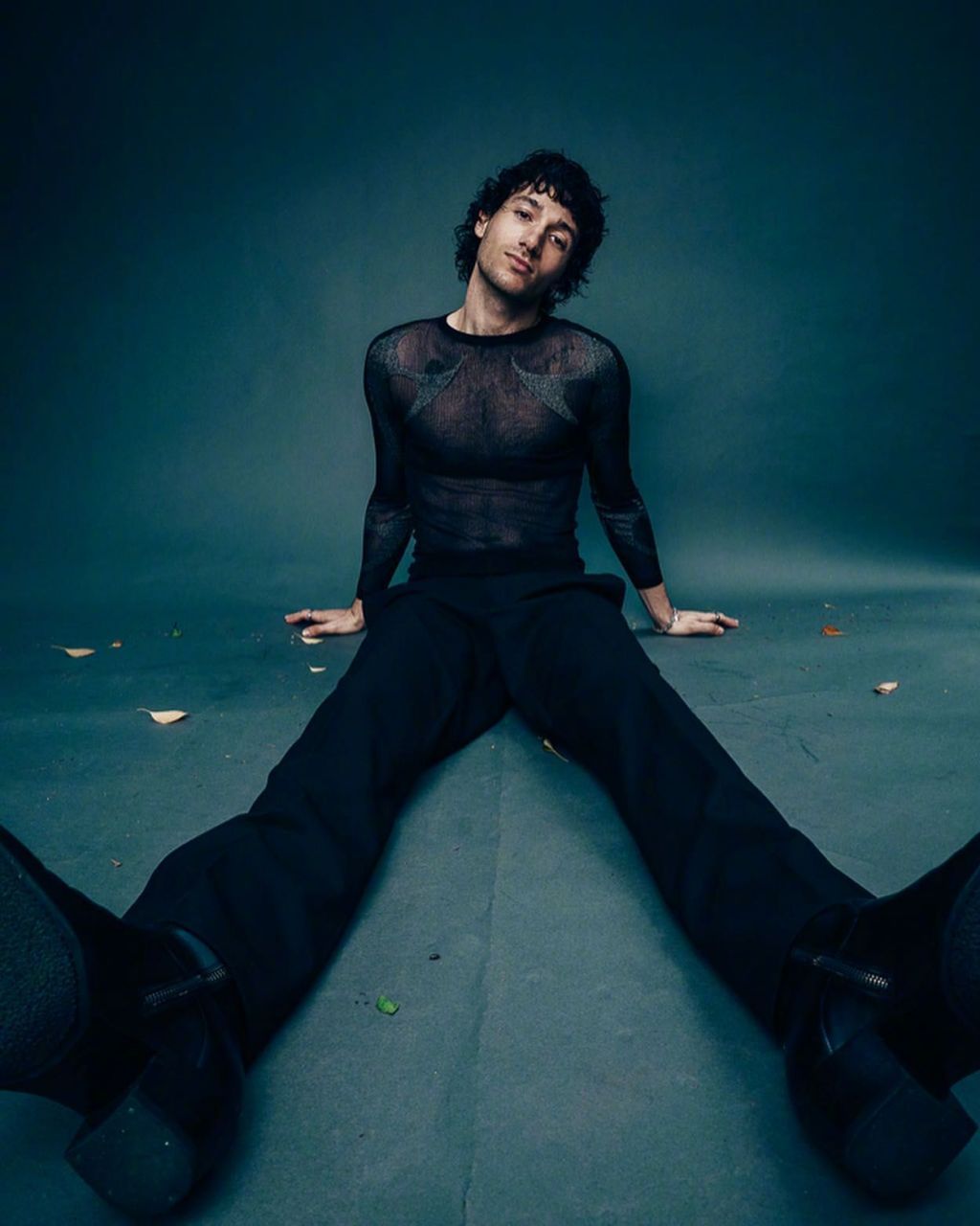 美国创作男歌手 jeremy zucker 最新"fault magazine"封面内页写真