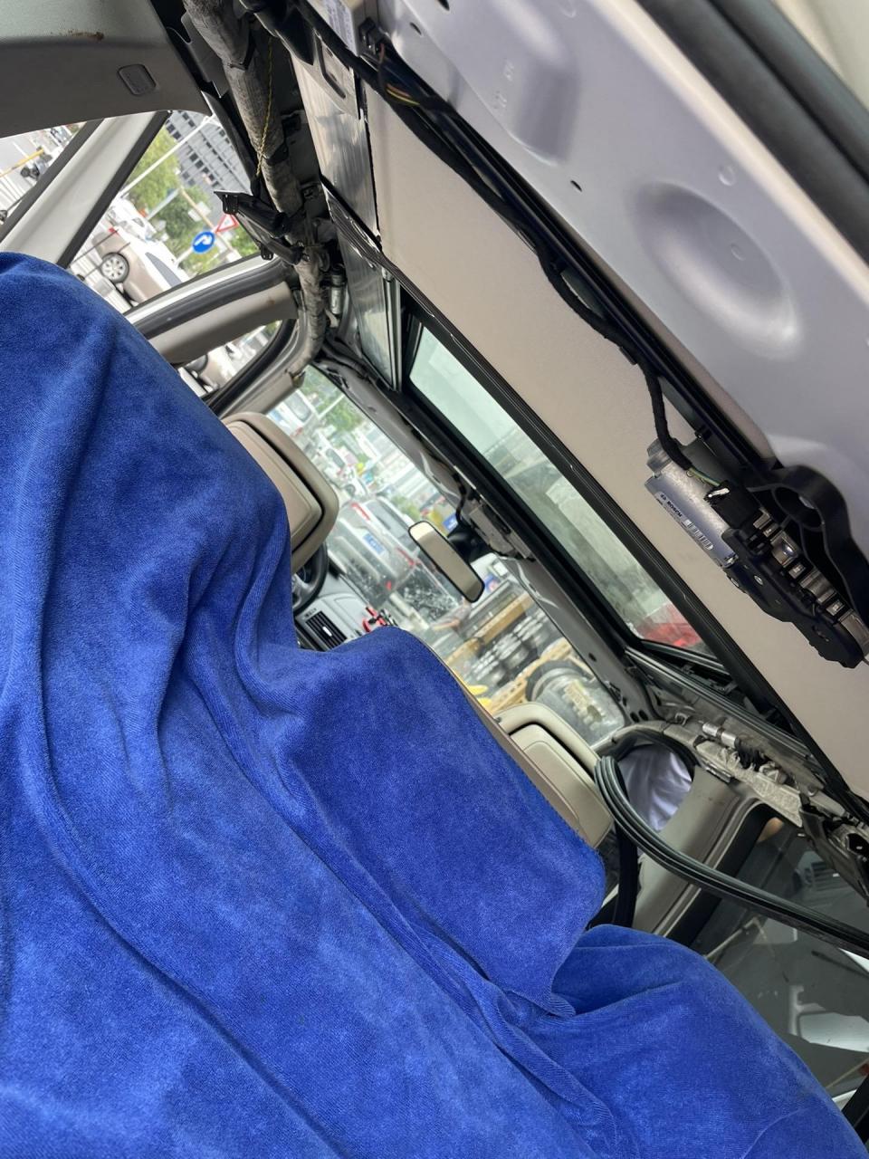 宝马x3翻新顶棚,天窗要一个总成都要拆下来,安装,单单天窗三个师傅
