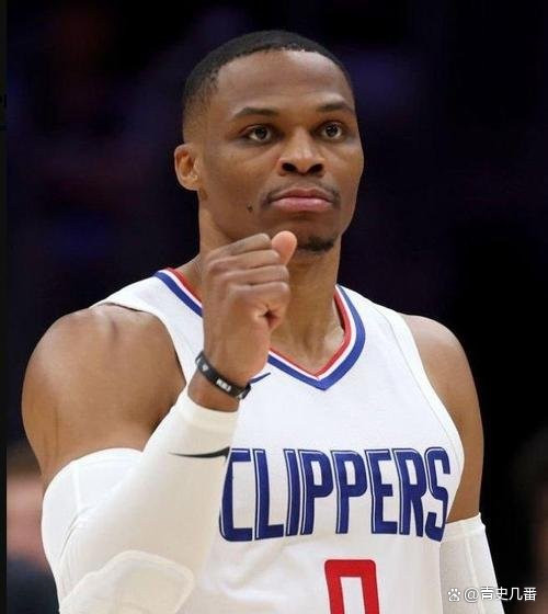 威少,这个曾经的全能得分手,如今竟然在底薪合同的束缚下焕发了第二春