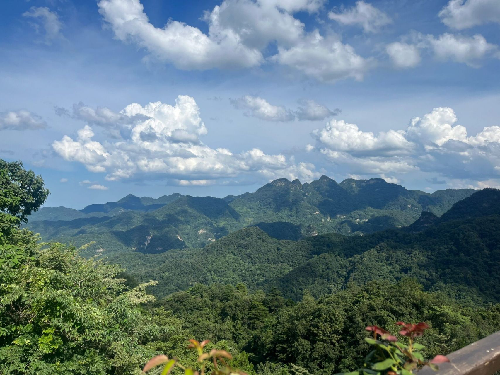 武当山 南岩 两点半进的景区,由于身上带着行李,我们一行人直接坐车到